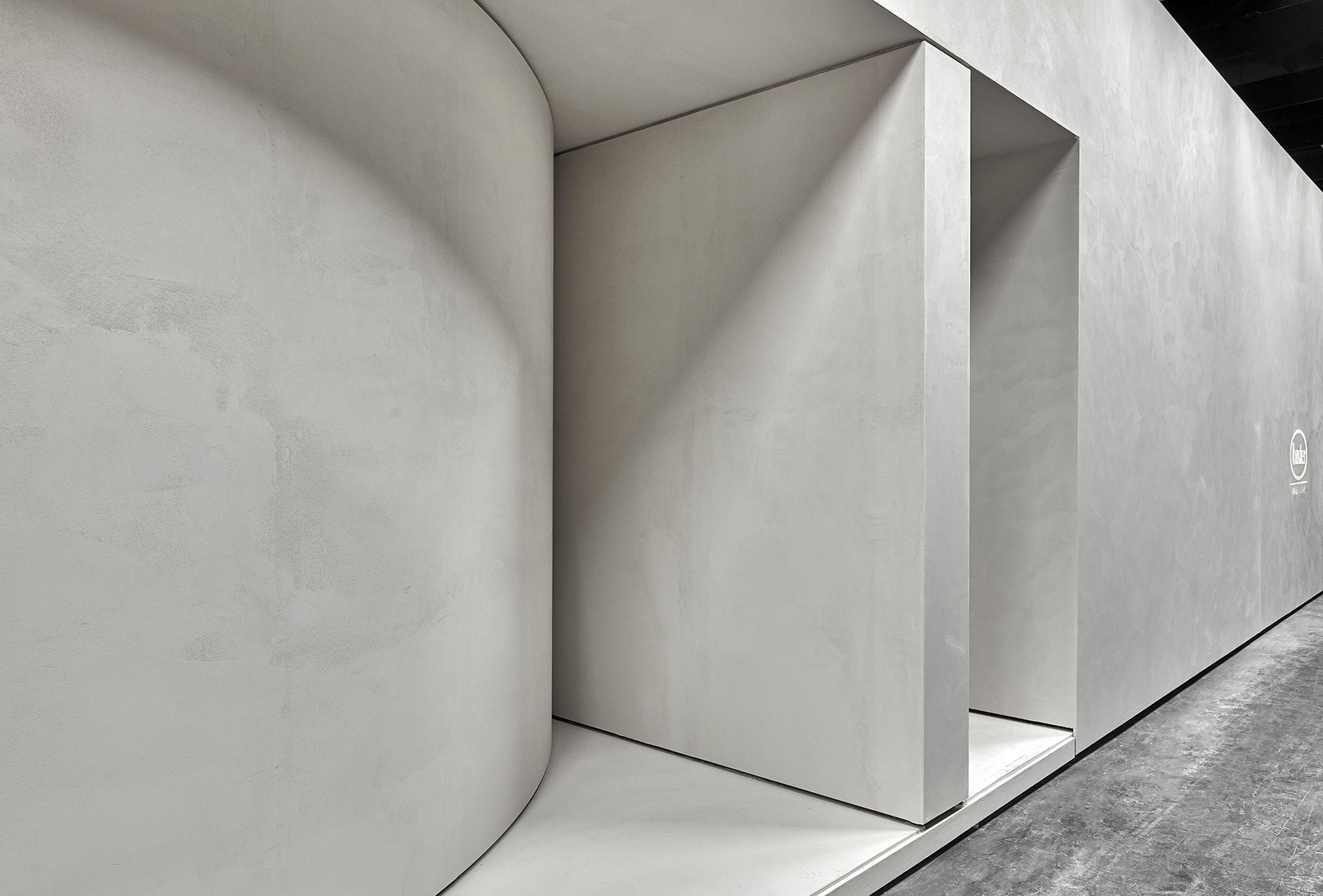 Natural clay paint TerraSilk Structured Sale Grigio (gray salt) color by Matteo Brioni for Baxter stand surfaces at imm Cologne 2020. Design by Baxter, photo by James Stokes courtesy of Baxter