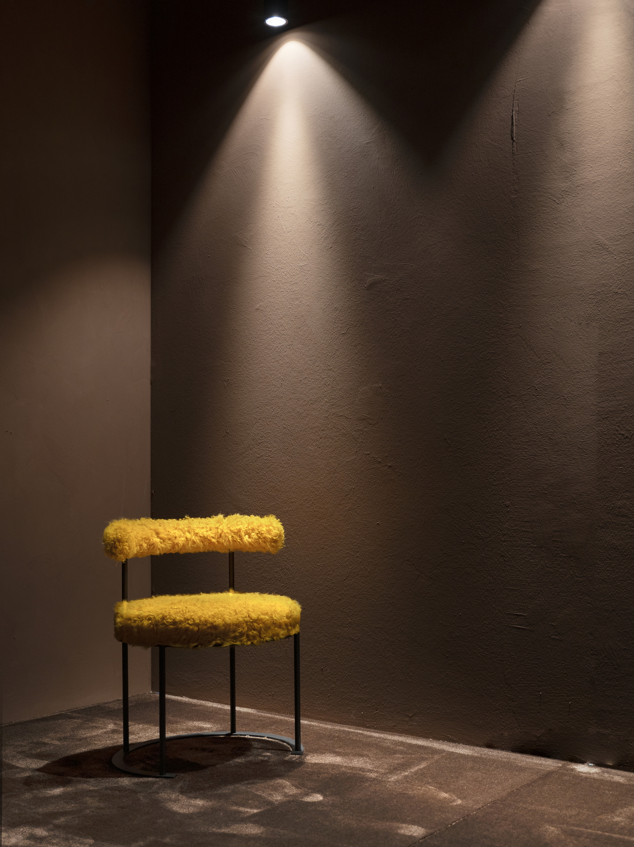 Clay paint TerraSilk Structured in Wengè customized color applied on panels of the of the GIOPAGANI stand at the Milan Furniture Fair 2022. Photo courtesy of GIOPAGANI