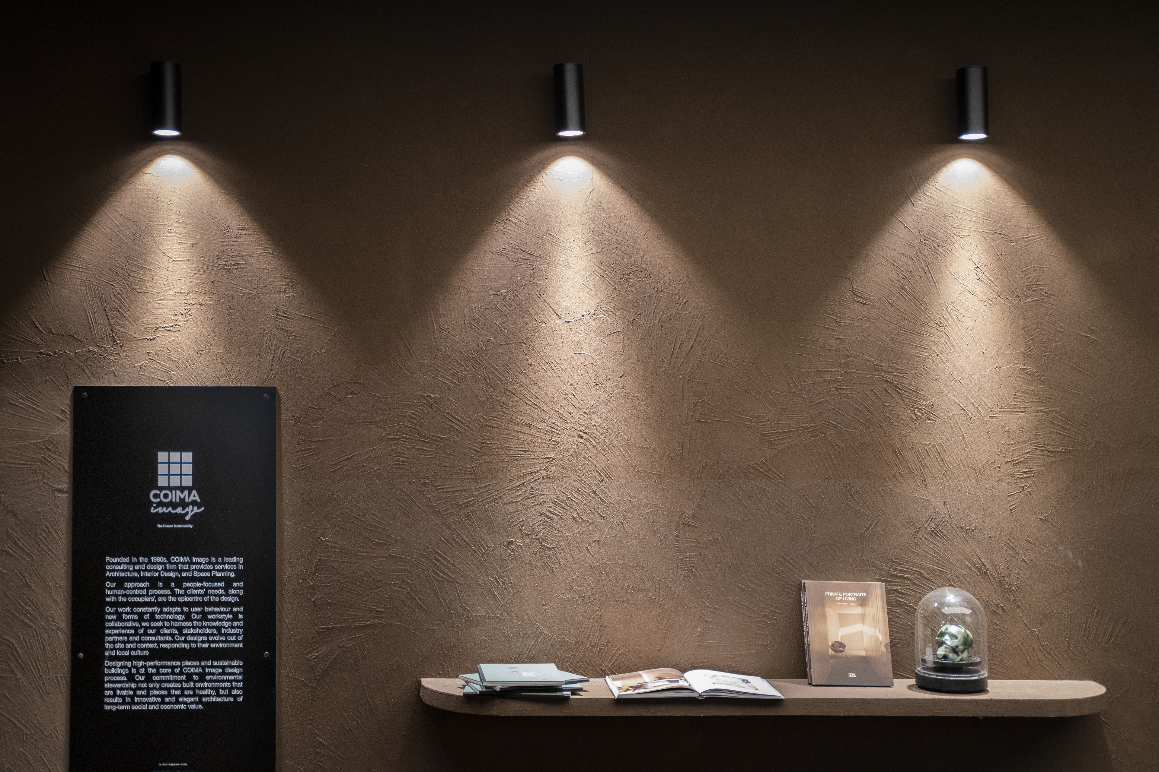 Reinforced coarse-grained clay finishing plaster MultiTerra Plus Smooth in Wengè customized color applied on panels, desk and shelves of the of the GIOPAGANI stand at the Milan Furniture Fair 2022. Photo courtedy of GIOPAGANI