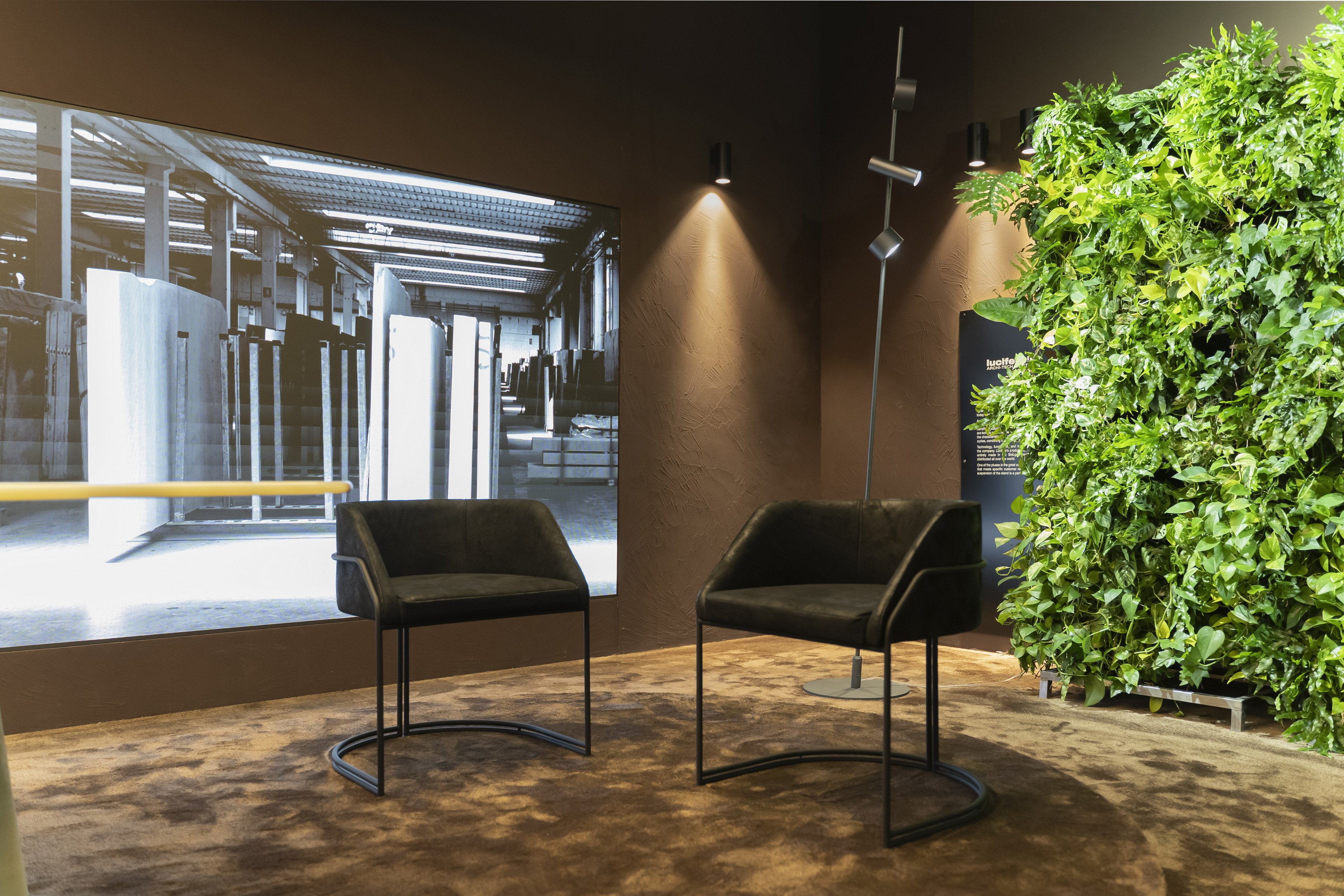 Reinforced coarse-grained clay finishing plaster MultiTerra Plus Smooth in Wengè customized color applied on panels, desk and shelves of the of the GIOPAGANI stand at the Milan Furniture Fair 2022. Photo courtedy of GIOPAGANI
