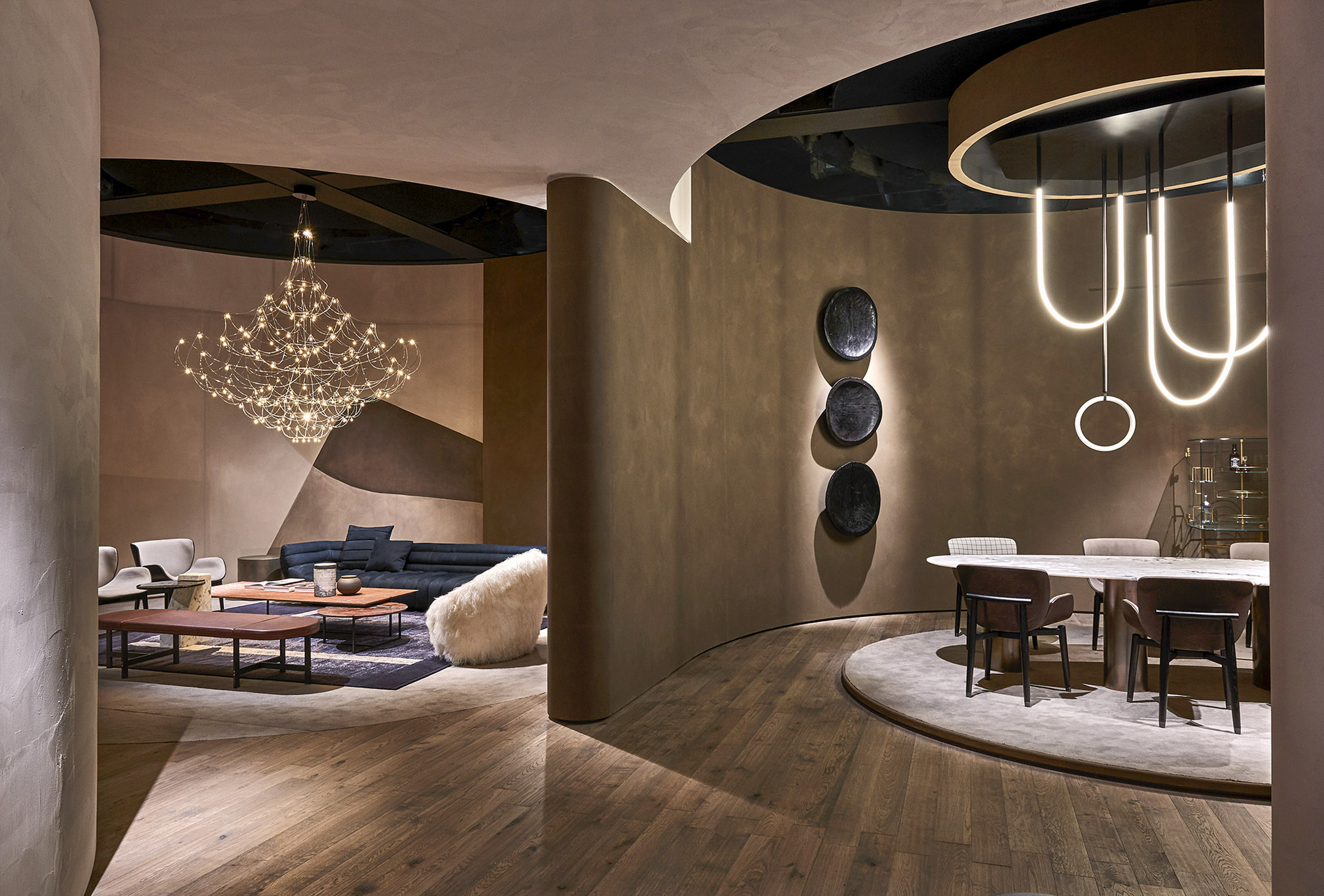 Pittura naturale in argilla TerraSilk Strutturato colori Sale Grigio e bespoke Pece per le superfici dello stand Baxter a imm Colonia 2020. Design by Baxter, foto di James Stokes per gentile concessione di Baxter.