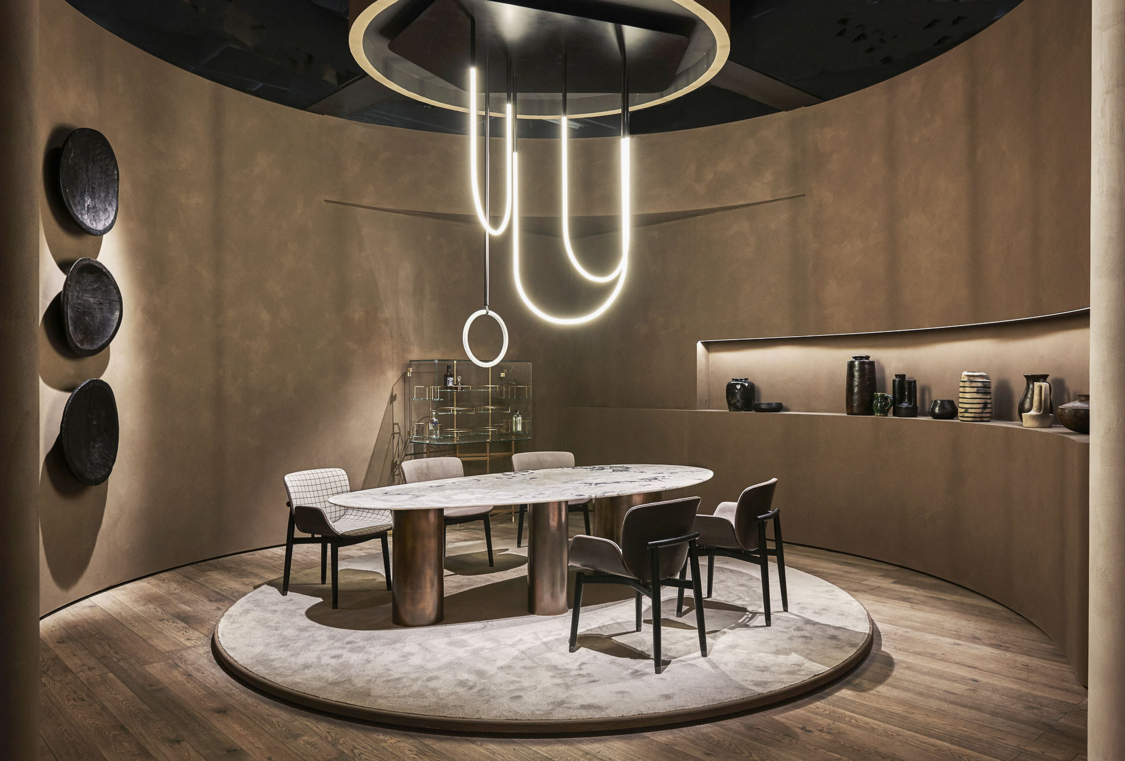 Pittura naturale in argilla TerraSilk Strutturato colori Sale Grigio e bespoke Pece per le superfici dello stand Baxter a imm Colonia 2020. Design by Baxter, foto di James Stokes per gentile concessione di Baxter.