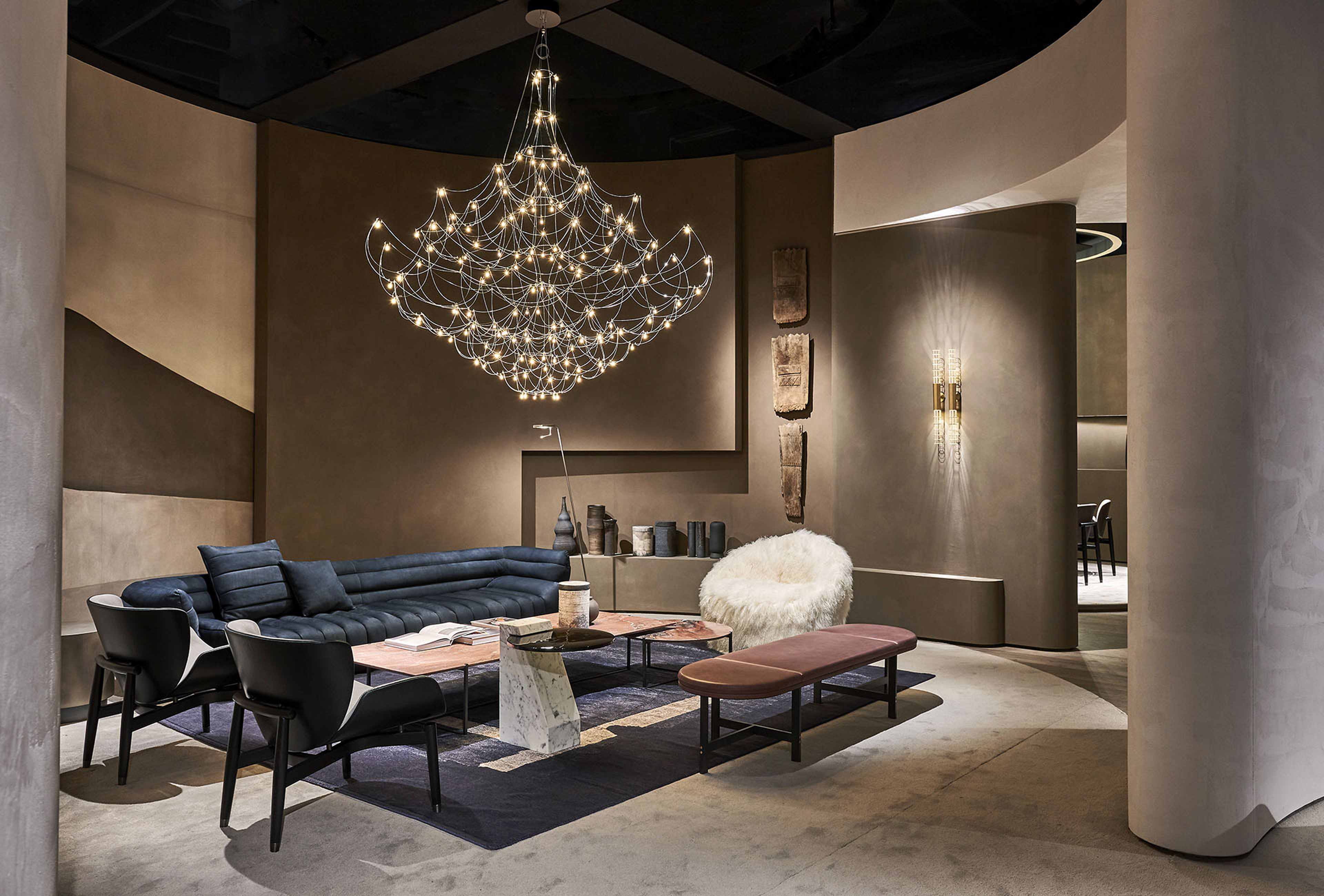 Pittura naturale in argilla TerraSilk Strutturato colori Sale Grigio e bespoke Pece per le superfici dello stand Baxter a imm Colonia 2020. Design by Baxter, foto di James Stokes per gentile concessione di Baxter.