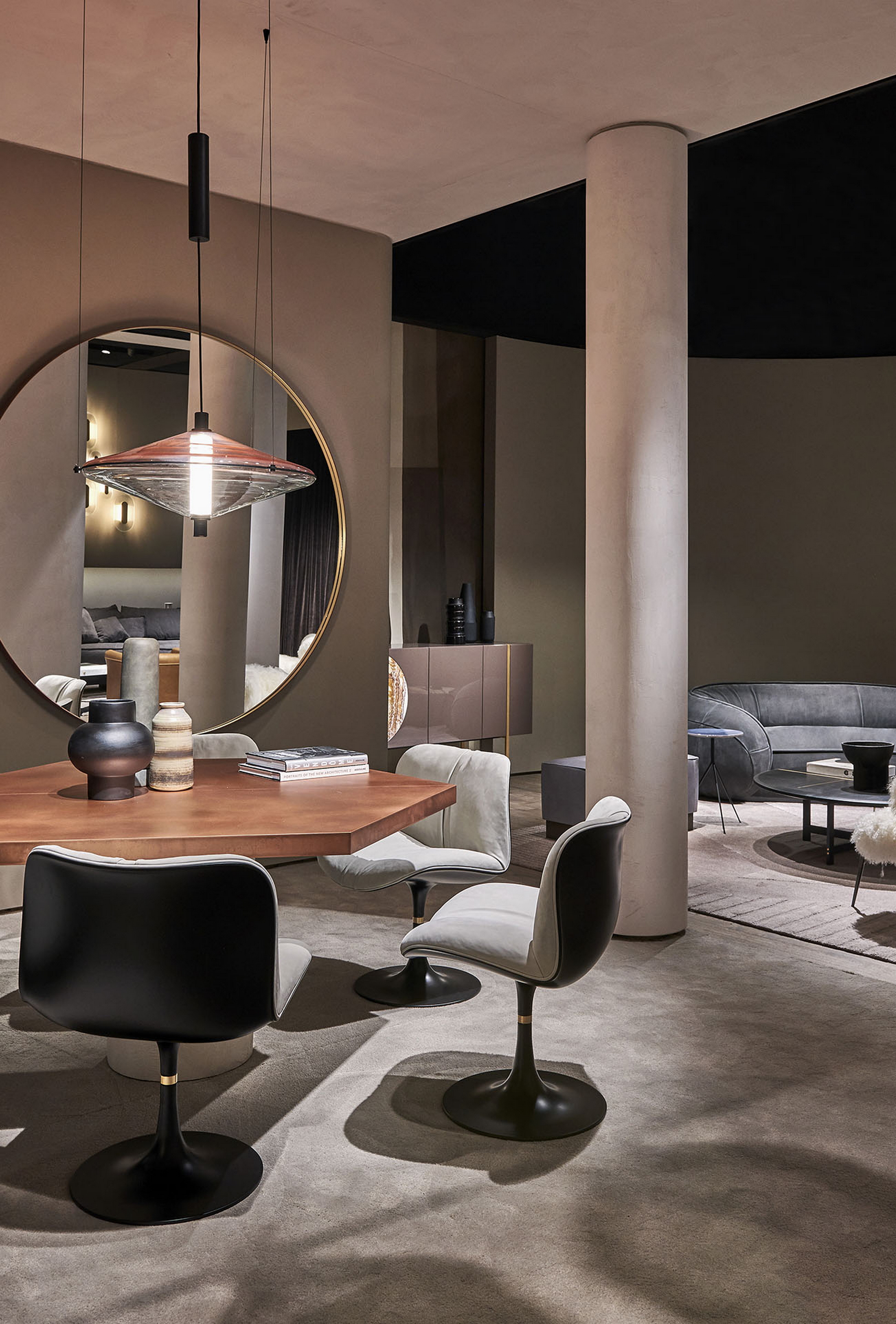 Pittura naturale in argilla TerraSilk Strutturato colori Sale Grigio e bespoke Pece per le superfici dello stand Baxter a imm Colonia 2020. Design by Baxter, foto di James Stokes per gentile concessione di Baxter.