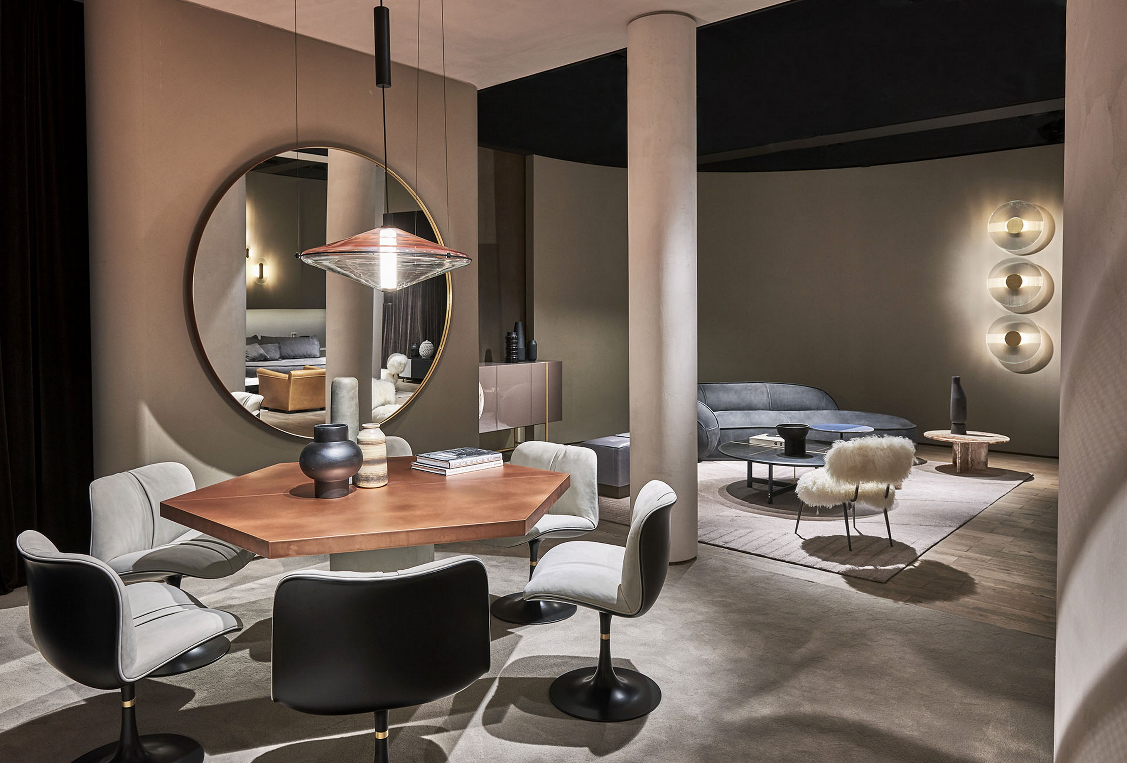 Pittura naturale in argilla TerraSilk Strutturato colori Sale Grigio e bespoke Pece per le superfici dello stand Baxter a imm Colonia 2020. Design by Baxter, foto di James Stokes per gentile concessione di Baxter.