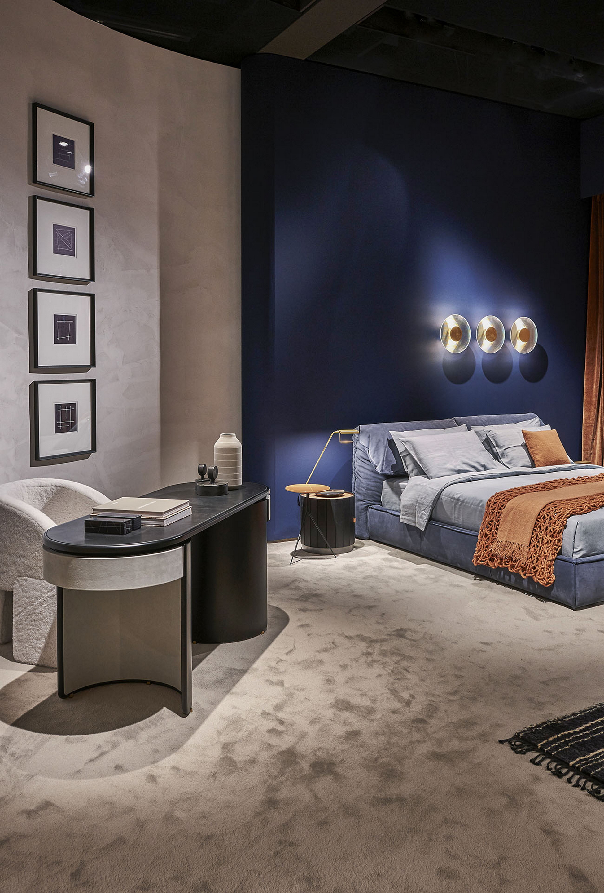 Pittura naturale in argilla TerraSilk Strutturato color Sale Grigio per le superfici dello stand Baxter a imm Colonia 2020. Design by Baxter, foto di James Stokes per gentile concessione di Baxter. architettura sostenibile, Sale Grigio