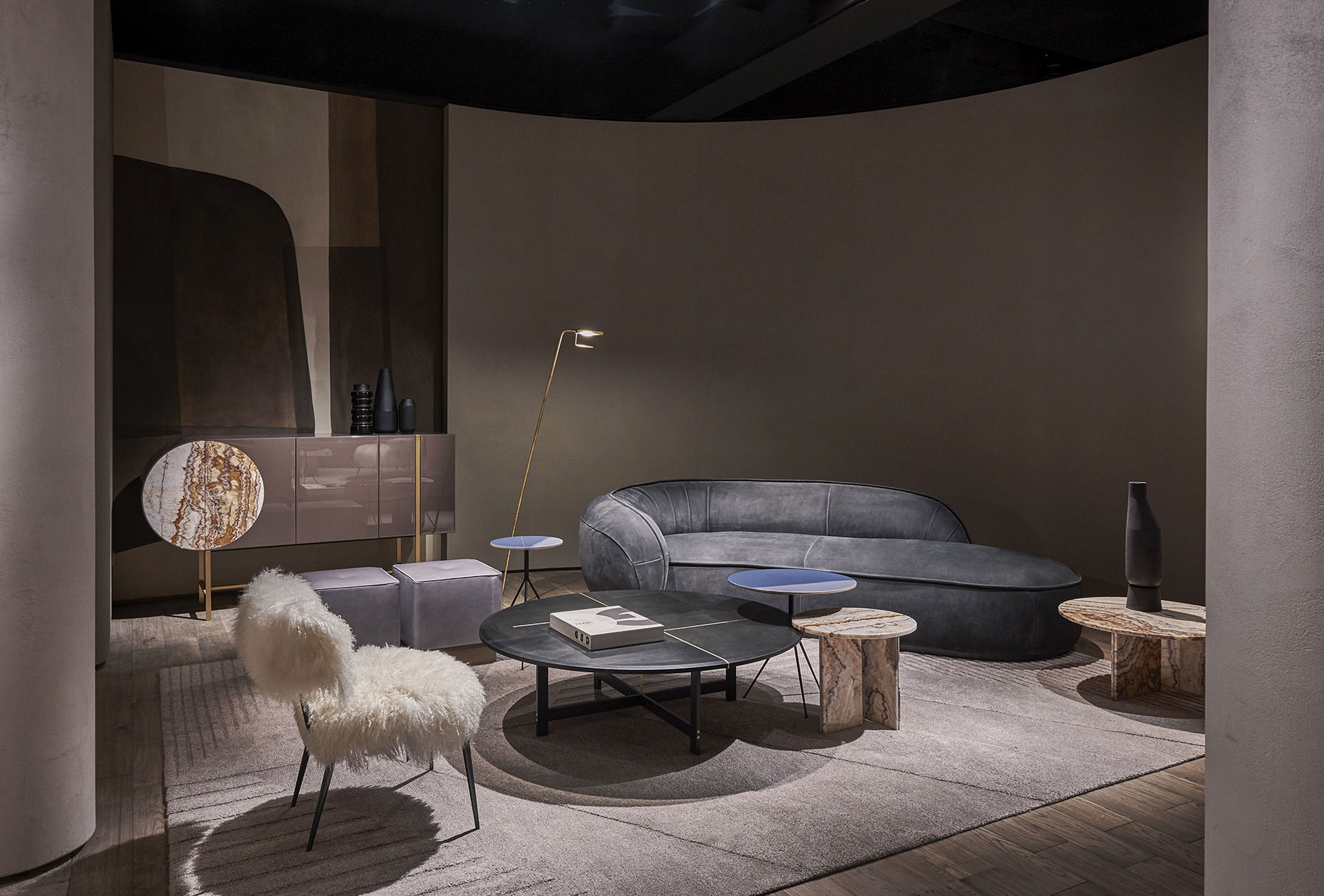 Pittura naturale in argilla TerraSilk Strutturato colori Sale Grigio e bespoke Pece per le superfici dello stand Baxter a imm Colonia 2020. Design by Baxter, foto di James Stokes per gentile concessione di Baxter.