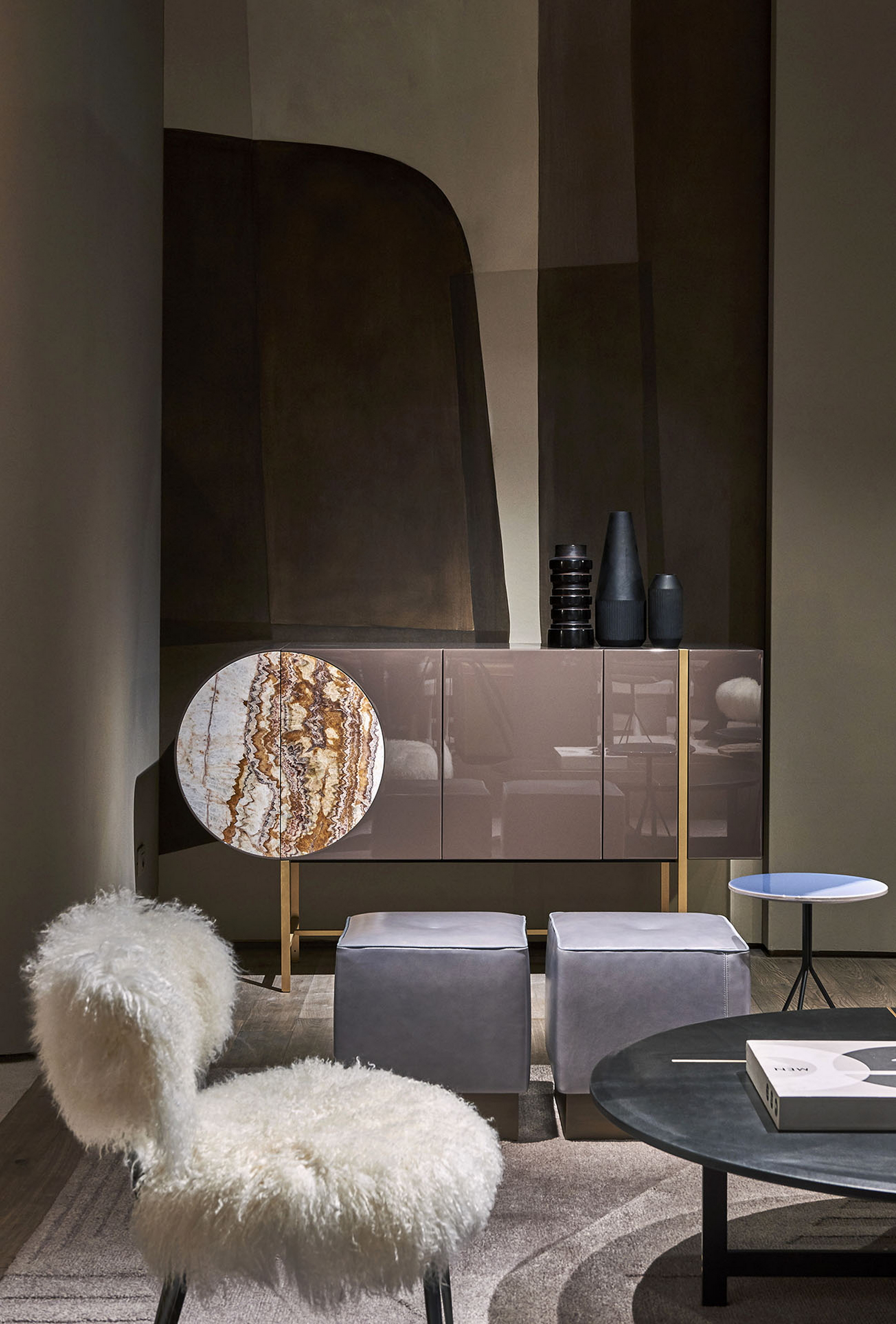 Pittura naturale in argilla TerraSilk Strutturato colori Sale Grigio e bespoke Pece per le superfici dello stand Baxter a imm Colonia 2020. Design by Baxter, foto di James Stokes per gentile concessione di Baxter.