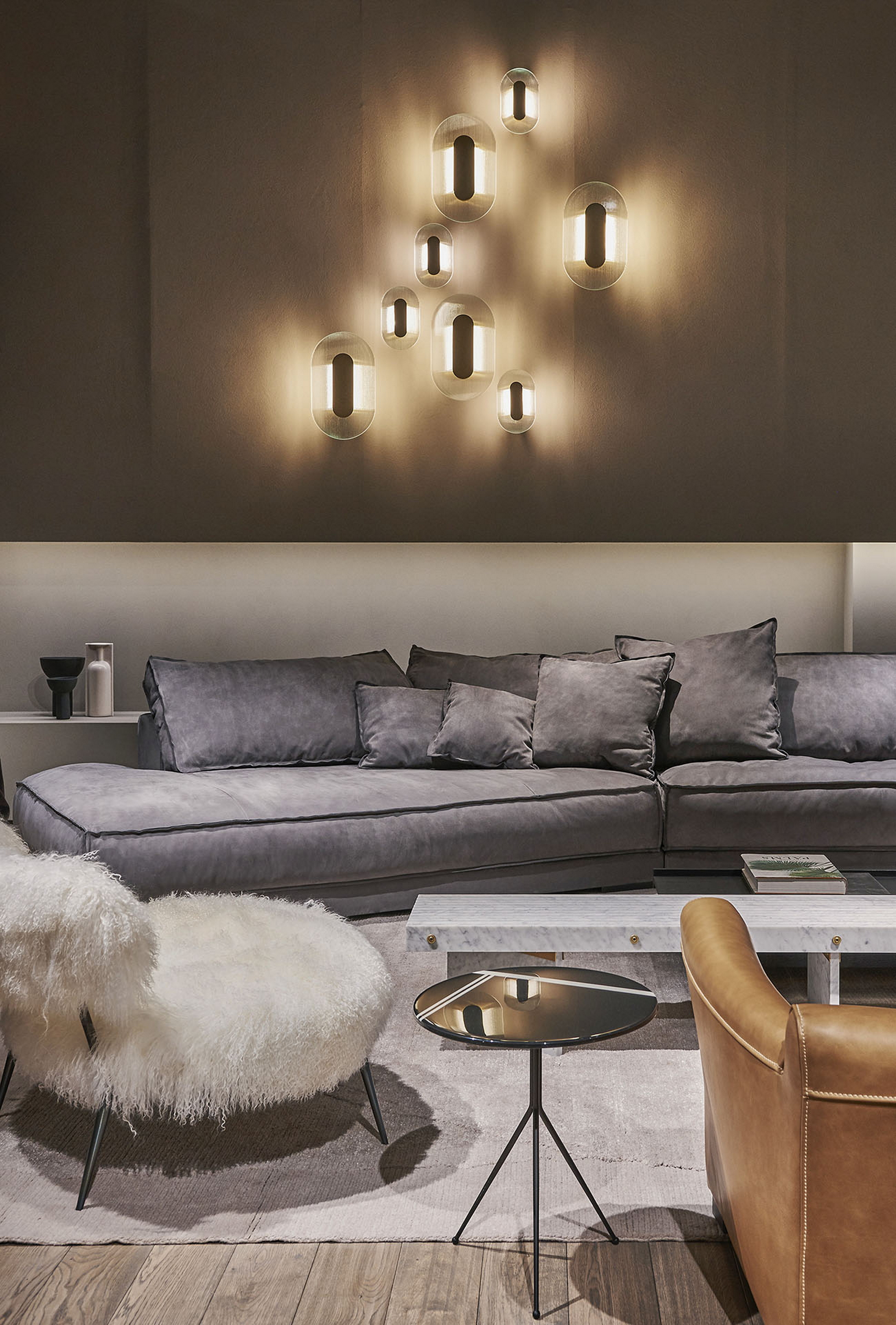 Pittura naturale in argilla TerraSilk Strutturato colore bespoke Pece per le superfici dello stand Baxter a imm Colonia 2020. Design by Baxter, foto di James Stokes per gentile concessione di Baxter.