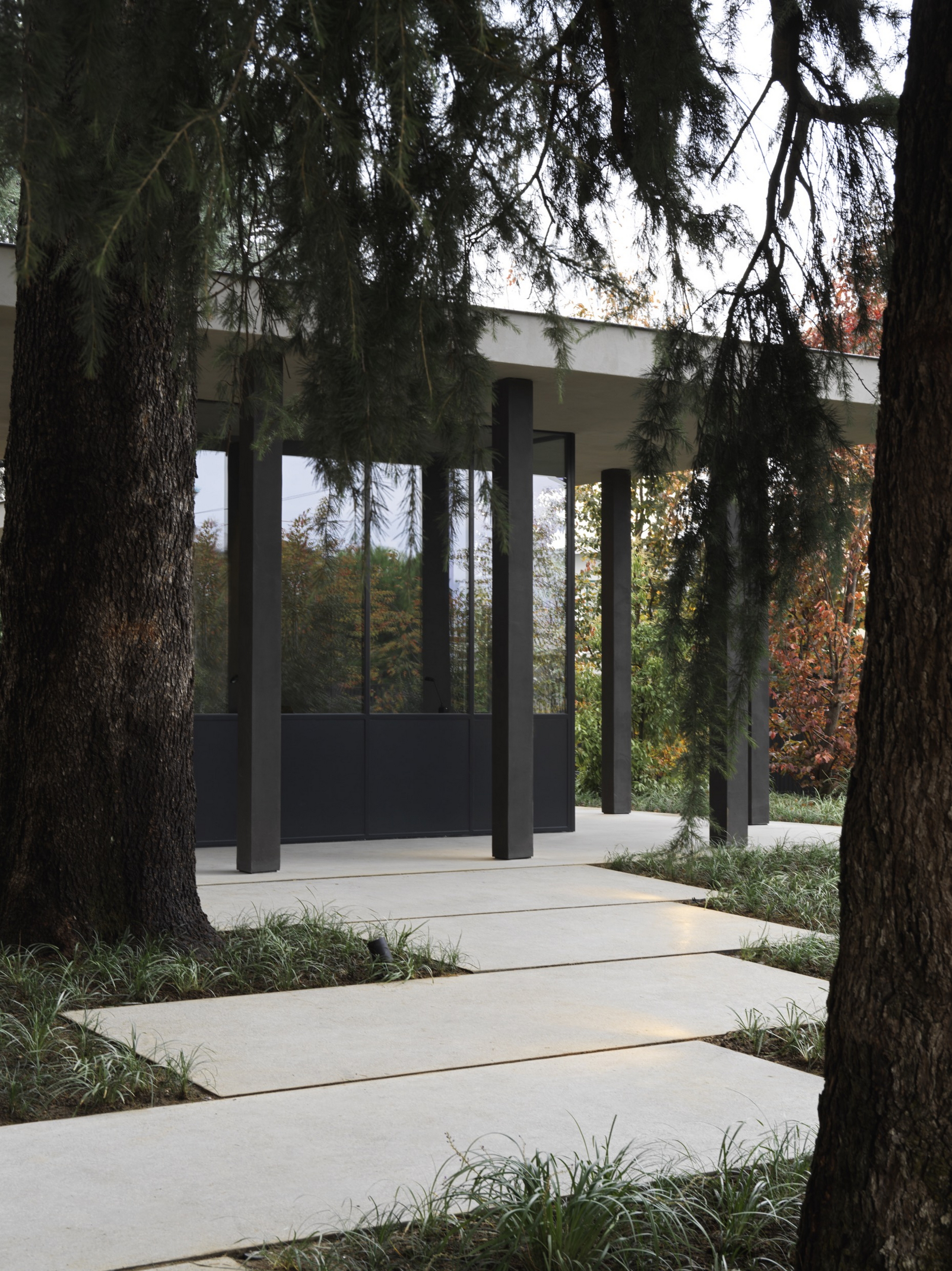 TerraTon Wall Smooth Pepe Nero and Polvere finishing plaster based on natural pozzolans clay, cement and fine-grained mineral binders applied to pillars and walls in the exteriors of the Molteni's headquarters expansion in Giussano. Project by Vincent Van Duysen. Photography: DSL Studio-Delfino Sisto Legnani