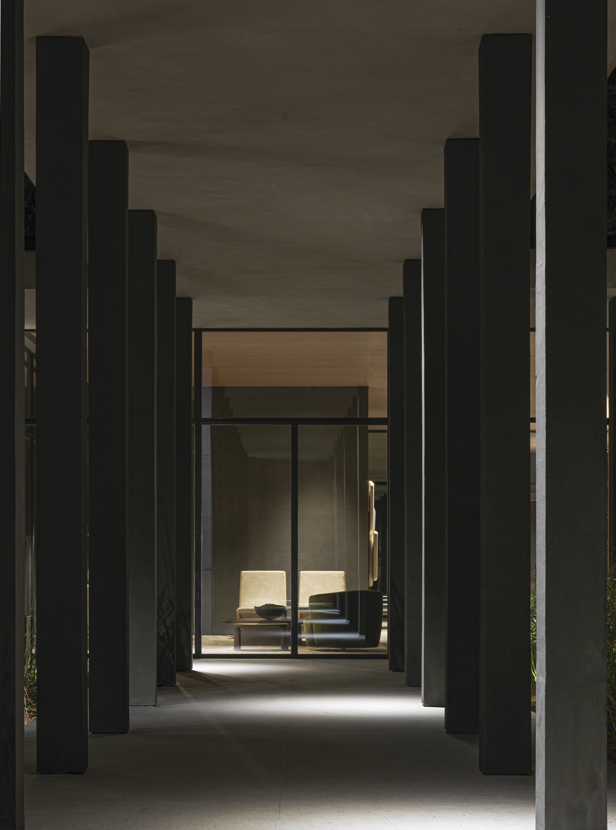 TerraTon Wall Smooth Pepe Nero and Polvere finishing plaster based on natural pozzolans clay, cement and fine-grained mineral binders applied to pillars and walls in the exteriors of the Molteni's headquarters expansion in Giussano. Project by Vincent Van Duysen. Photography: DSL Studio-Delfino Sisto Legnani
