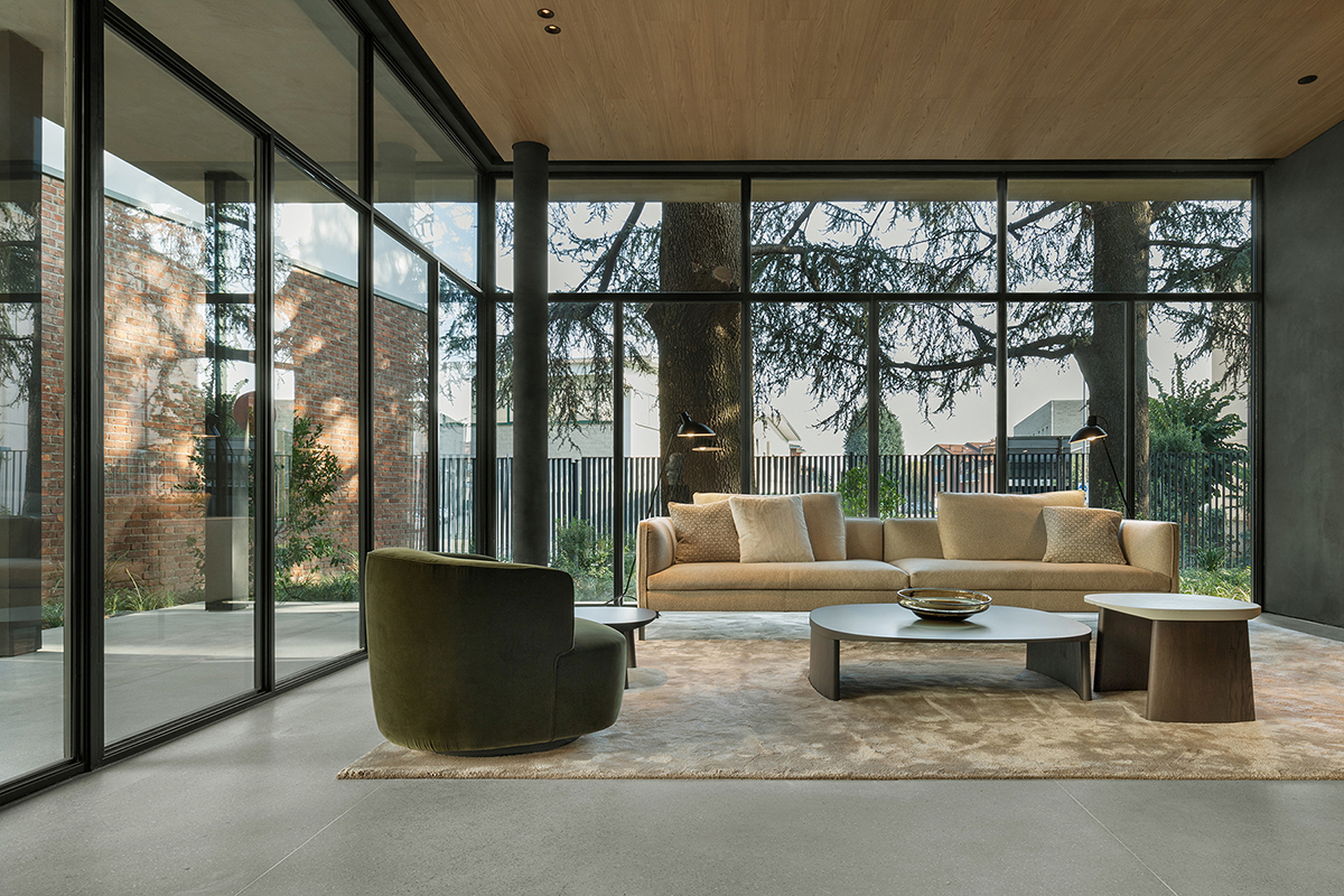 TerraTon Wall Smooth Pepe Nero and Polvere finishing plaster based on natural pozzolans clay, cement and fine-grained mineral binders applied to pillars and walls in the exteriors while TerraVista Smooth Panna, Cacao and Polvere fine-grained clay finishing plaster for the interiors of the Molteni's headquarters expansion in Giussano. Project by Vincent Van Duysen. Photography: DSL Studio-Delfino Sisto Legnani