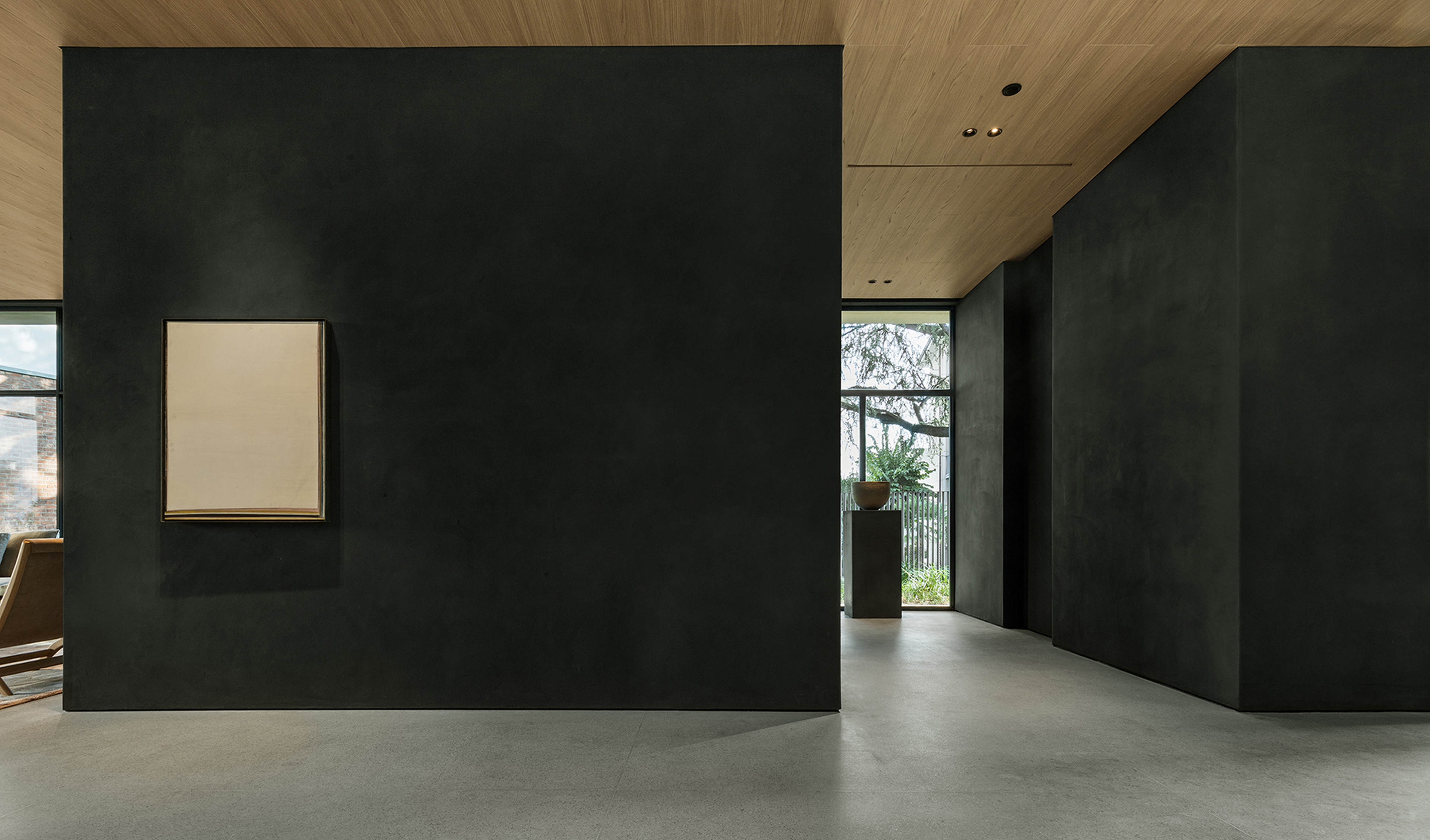 TerraVista Smooth Panna, Cacao and Polvere fine-grained clay finishing plaster for the interiors of the Molteni's headquarters expansion in Giussano. Project by Vincent Van Duysen. Photography: DSL Studio-Delfino Sisto Legnani