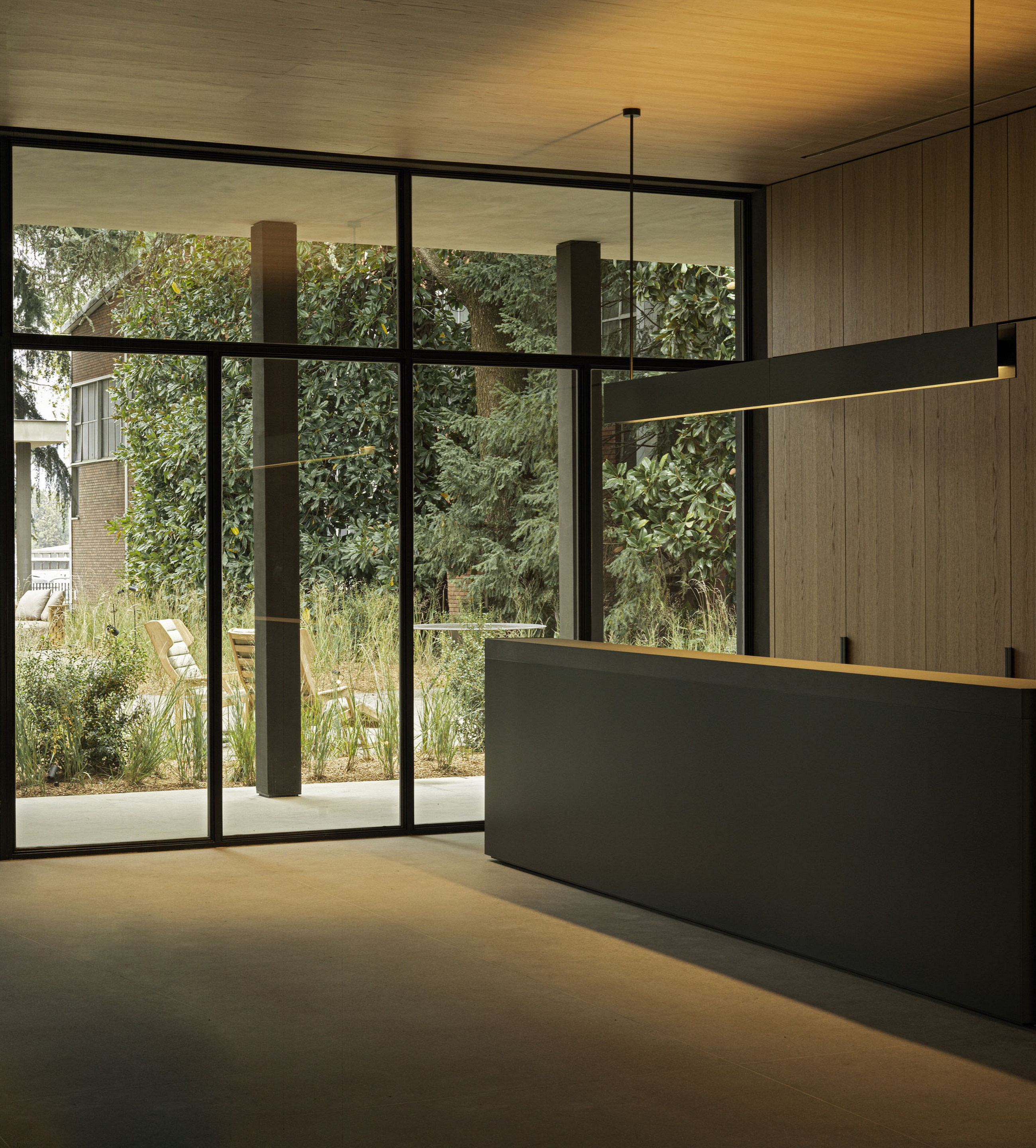 TerraTon Wall Smooth Pepe Nero and Polvere finishing plaster based on natural pozzolans clay, cement and fine-grained mineral binders applied to pillars and walls in the exteriors while TerraVista Smooth Panna, Cacao and Polvere fine-grained clay finishing plaster for the interiors of the Molteni's headquarters expansion in Giussano. Project by Vincent Van Duysen. Photography: DSL Studio-Delfino Sisto Legnani