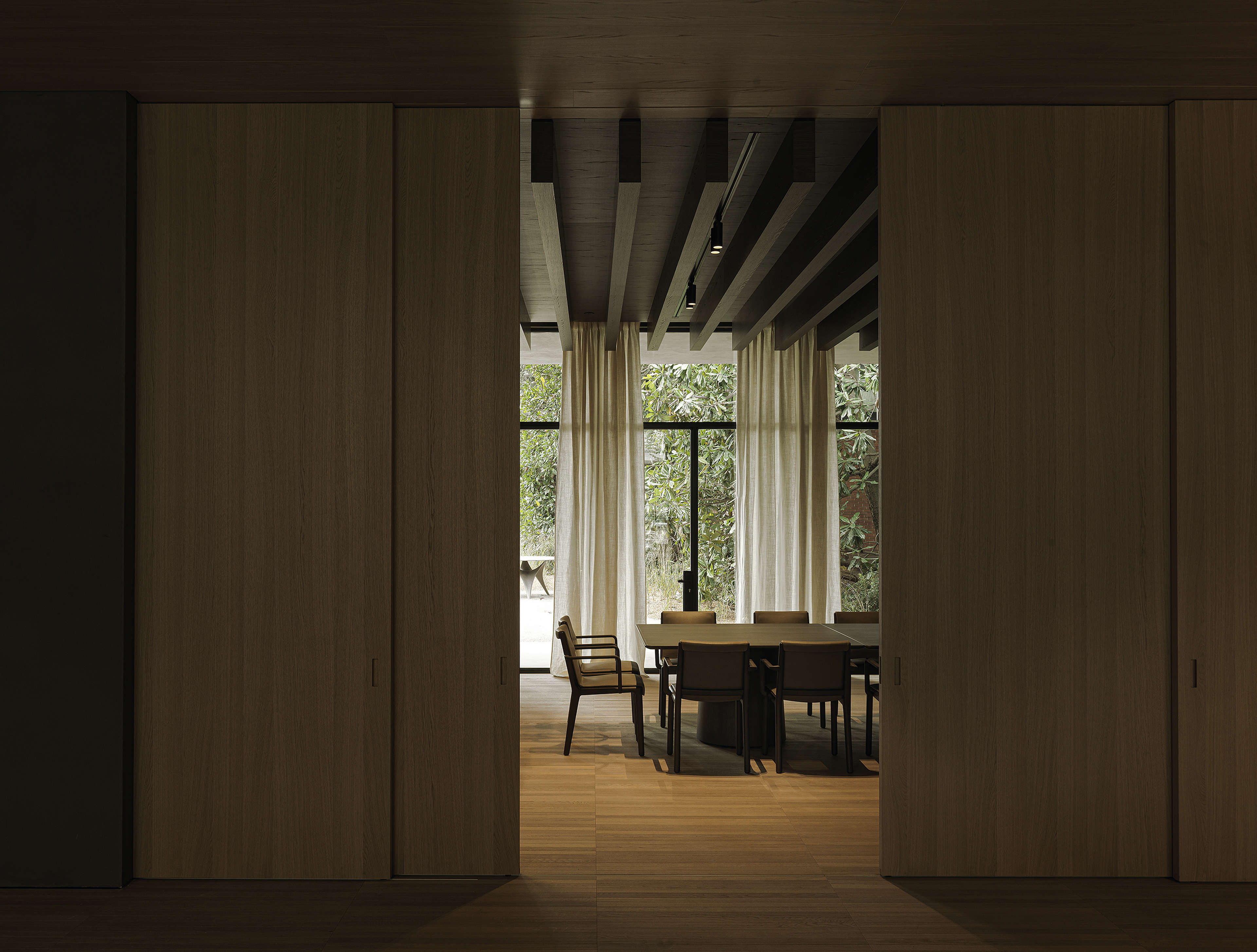 TerraVista Smooth Panna, Cacao and Polvere fine-grained clay finishing plaster for the interiors of the Molteni's headquarters expansion in Giussano. Project by Vincent Van Duysen. Photography: DSL Studio-Delfino Sisto Legnani