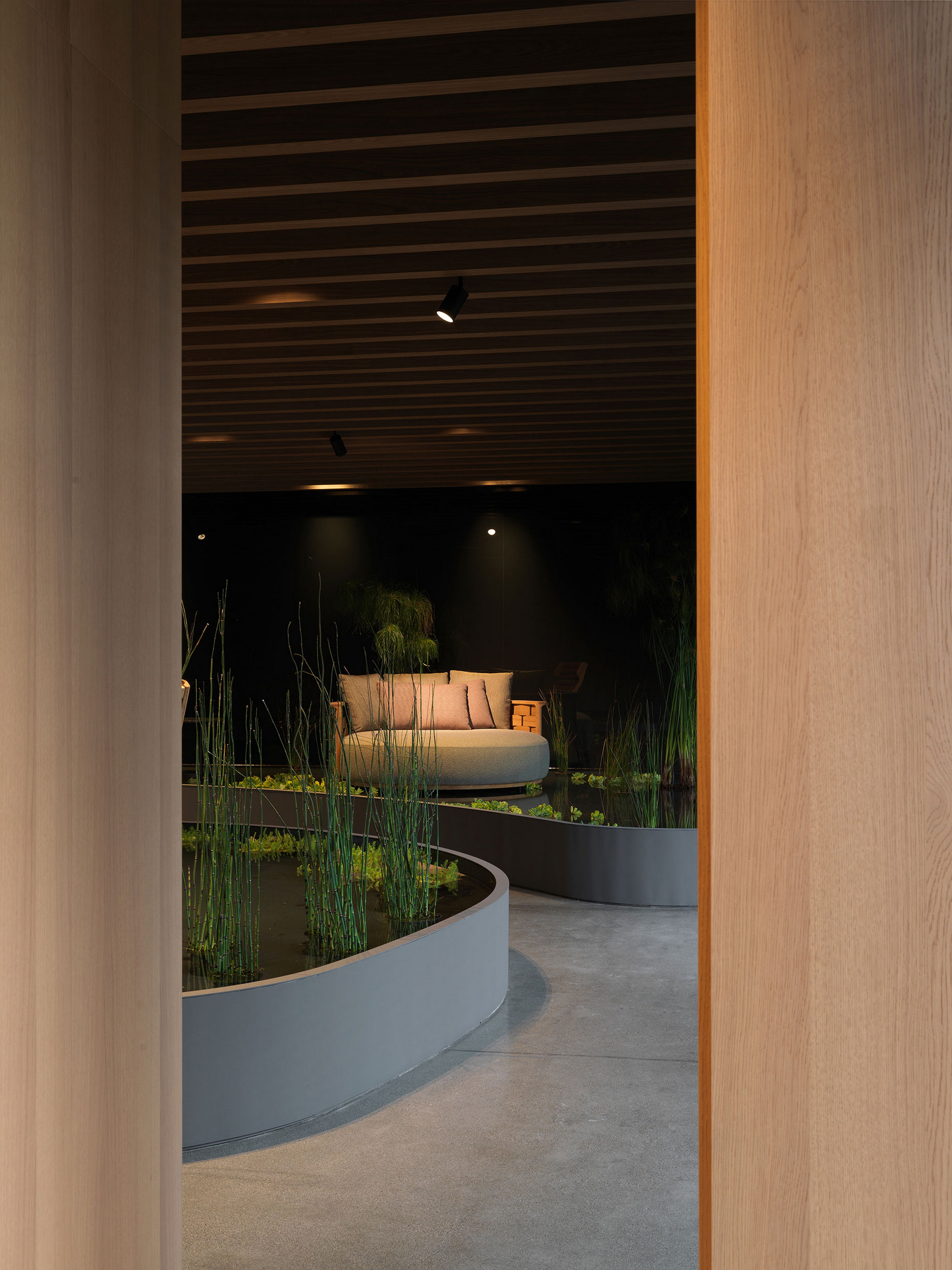 TerraVista Smooth Panna, Cacao and Polvere fine-grained clay finishing plaster for the interiors of the Molteni's headquarters expansion in Giussano. Project by Vincent Van Duysen. Photography: DSL Studio-Delfino Sisto Legnani