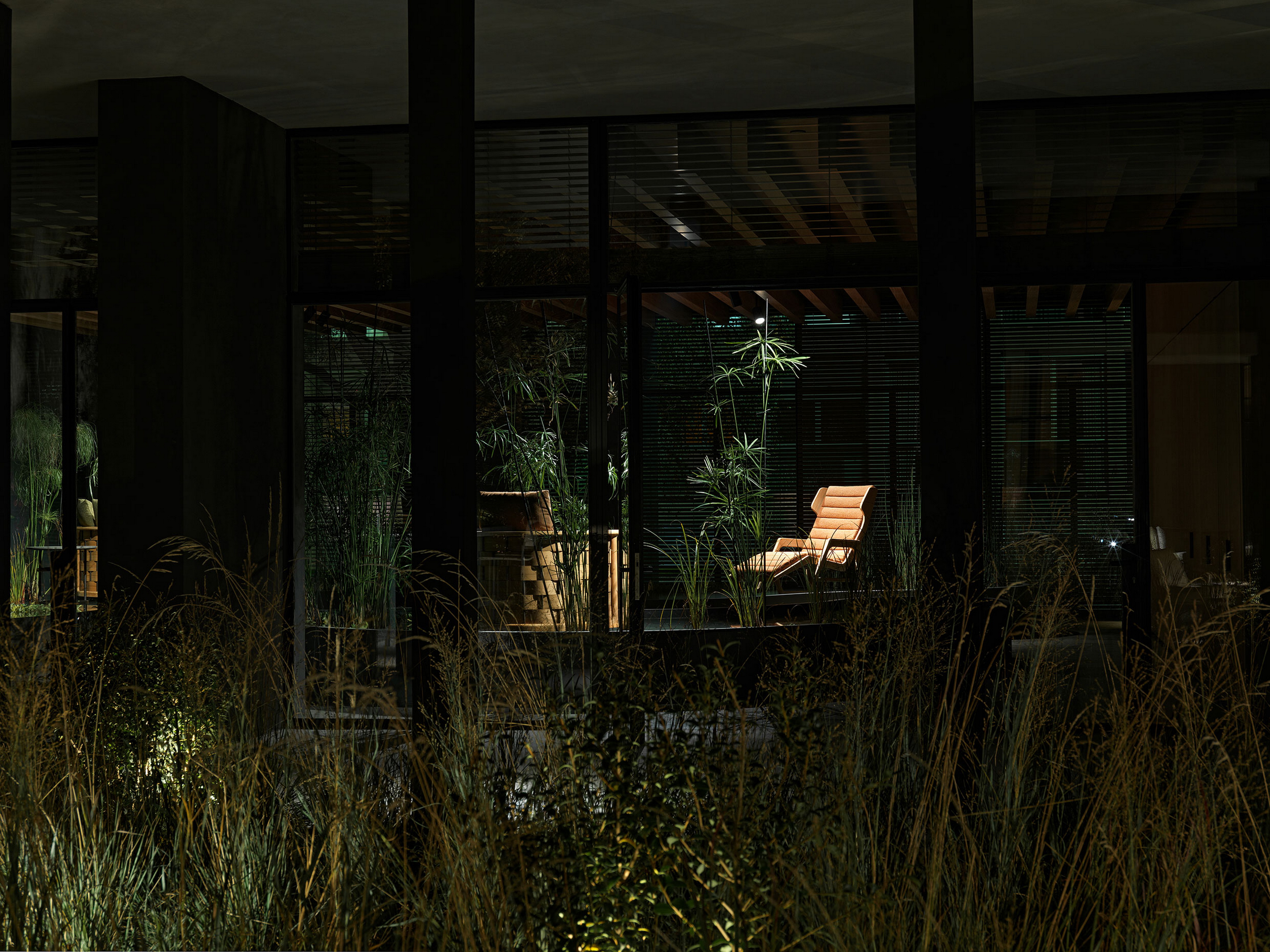 TerraTon Wall Smooth Pepe Nero and Polvere finishing plaster based on natural pozzolans clay, cement and fine-grained mineral binders applied to pillars and walls in the exteriors while TerraVista Smooth Panna, Cacao and Polvere fine-grained clay finishing plaster for the interiors of the Molteni's headquarters expansion in Giussano. Project by Vincent Van Duysen. Photography: DSL Studio-Delfino Sisto Legnani