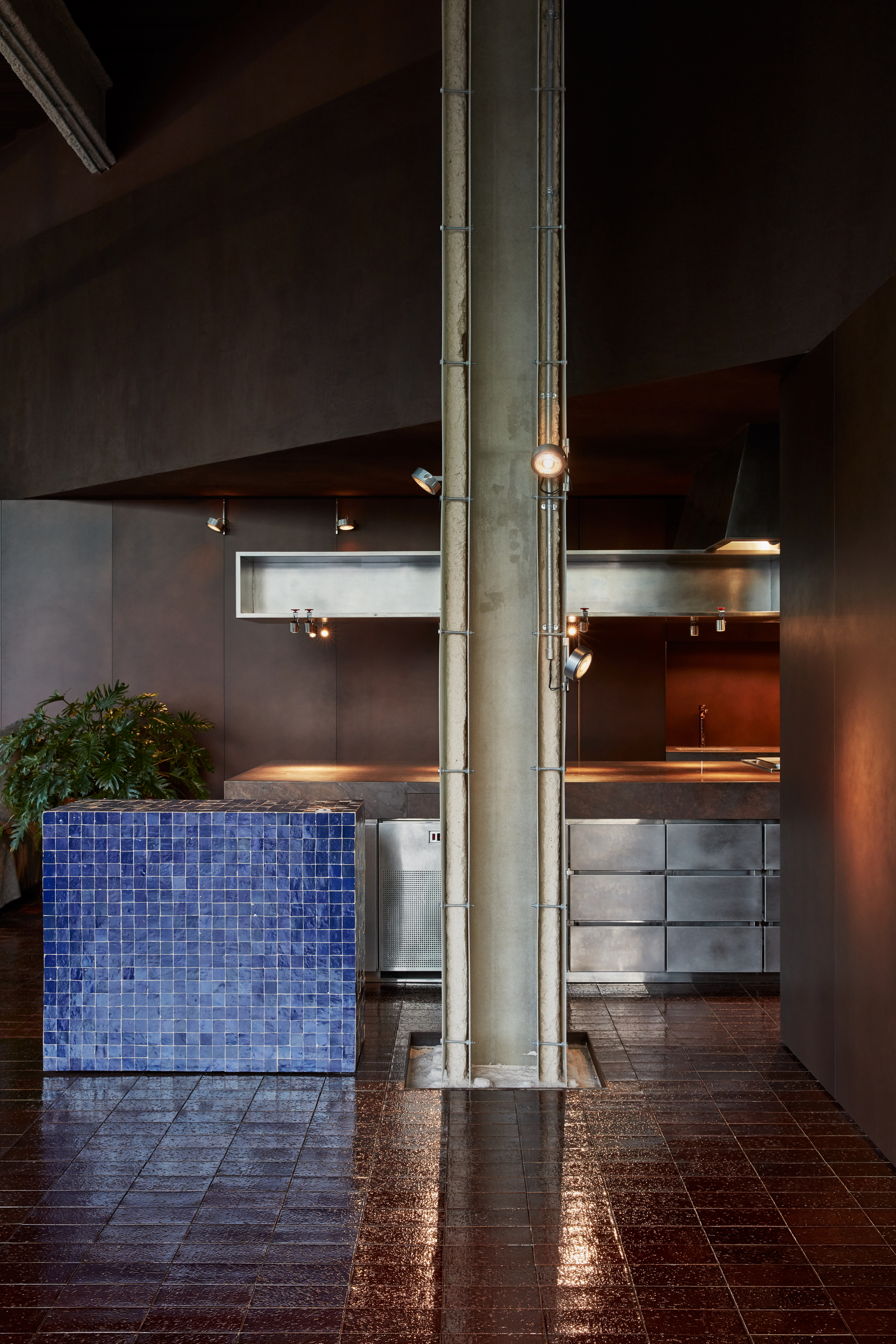 Clay and lime tadelakt finishing plaster TerraCalix Smooth custom color (Deep Maroon) for Terra Al Qana restaurant in Abu Dhabi. Project by Bone Studio