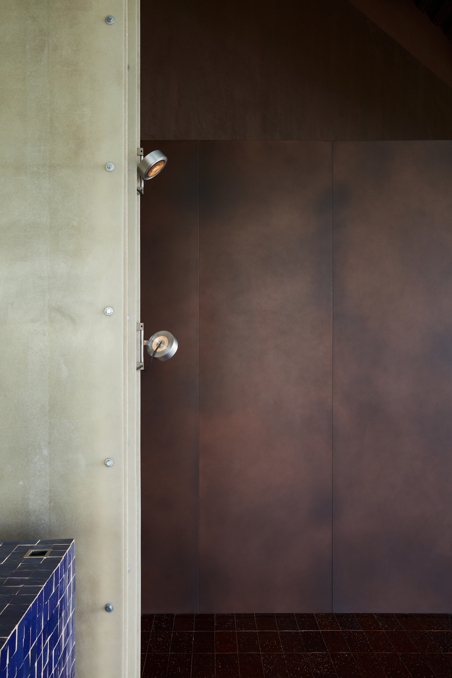 Clay and lime tadelakt finishing plaster TerraCalix Smooth custom color (Deep Maroon) for Terra Al Qana restaurant in Abu Dhabi. Project by Bone Studio