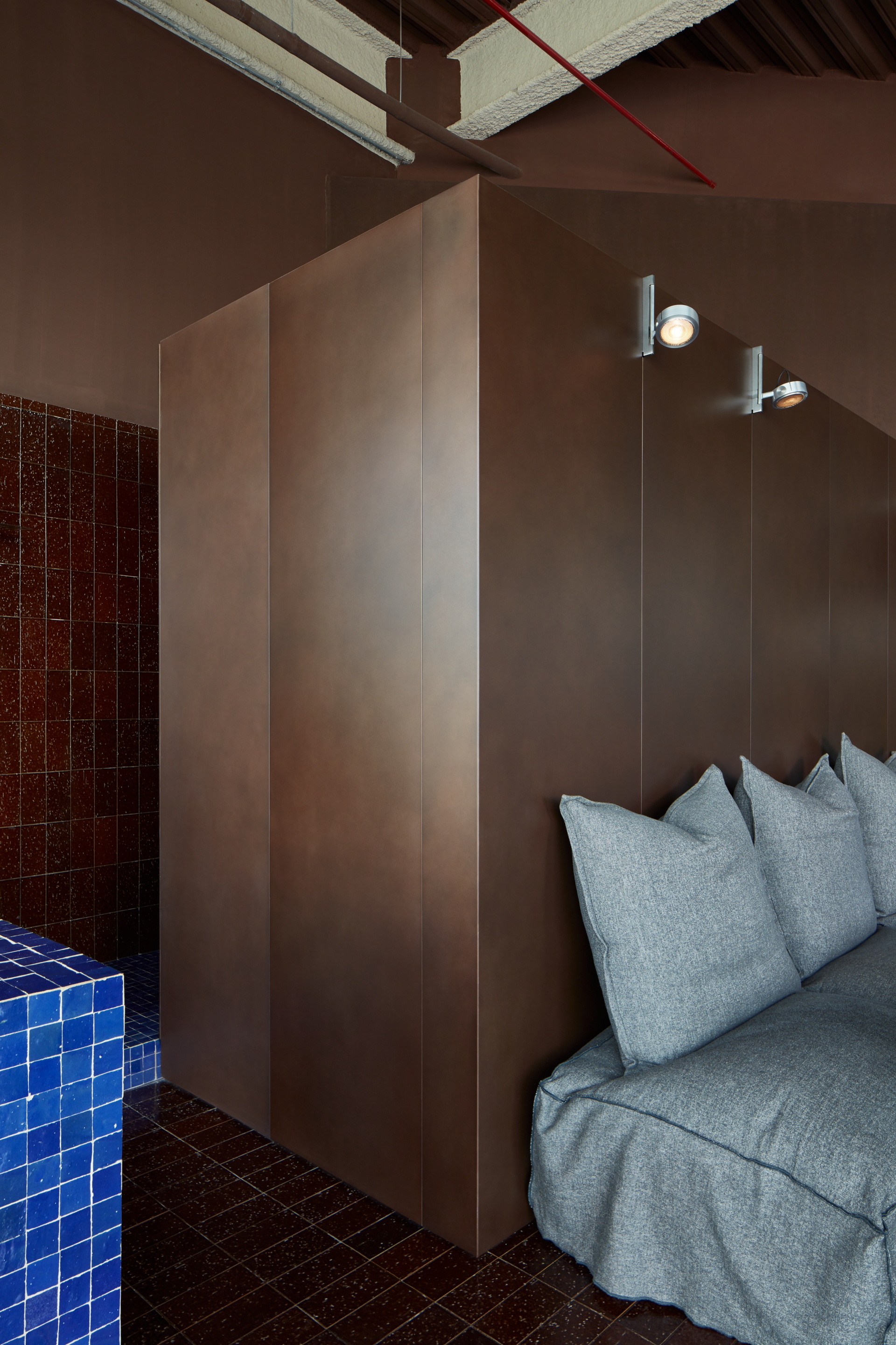 Clay and lime tadelakt finishing plaster TerraCalix Smooth custom color (Deep Maroon) for Terra Al Qana restaurant in Abu Dhabi. Project by Bone Studio