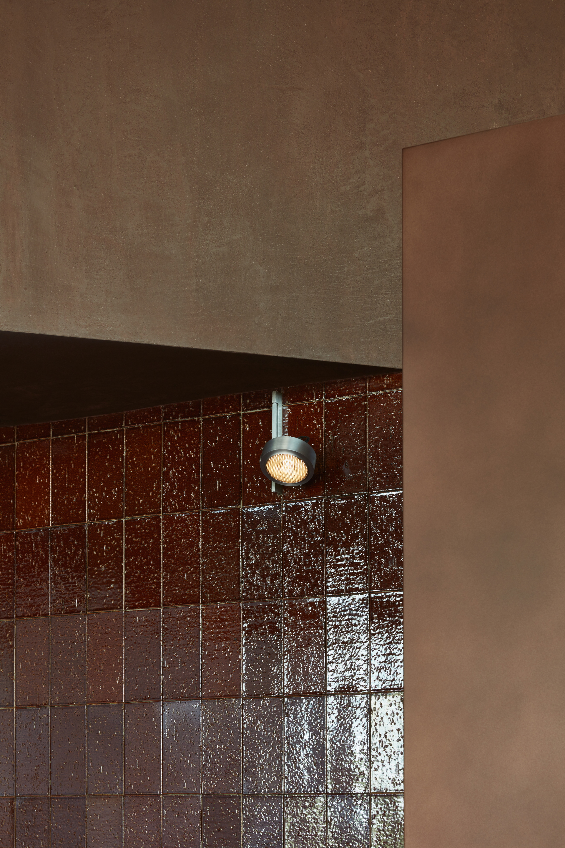 Clay and lime tadelakt finishing plaster TerraCalix Smooth custom color (Deep Maroon) for Terra Al Qana restaurant in Abu Dhabi. Project by Bone Studio