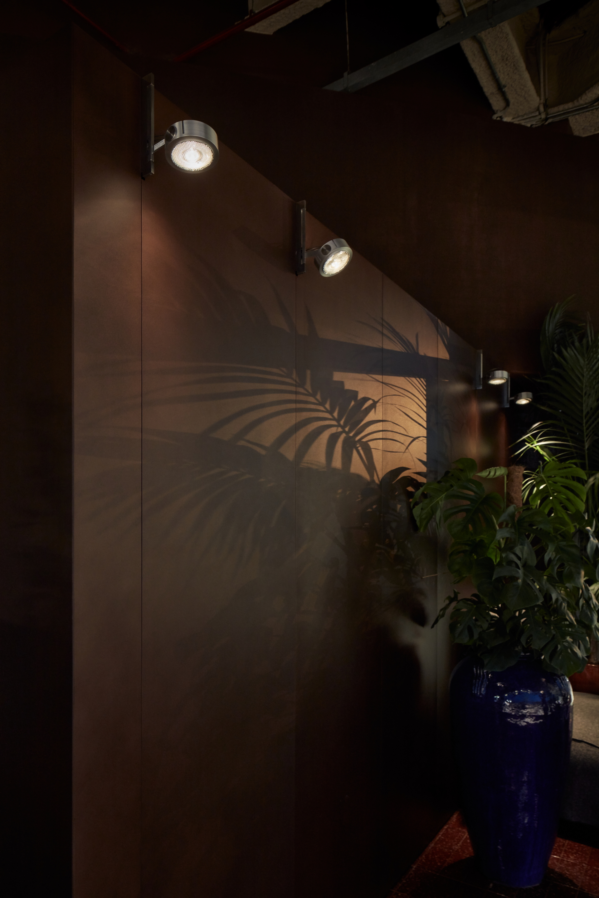 Clay and lime tadelakt finishing plaster TerraCalix Smooth custom color (Deep Maroon) for Terra Al Qana restaurant in Abu Dhabi. Project by Bone Studio