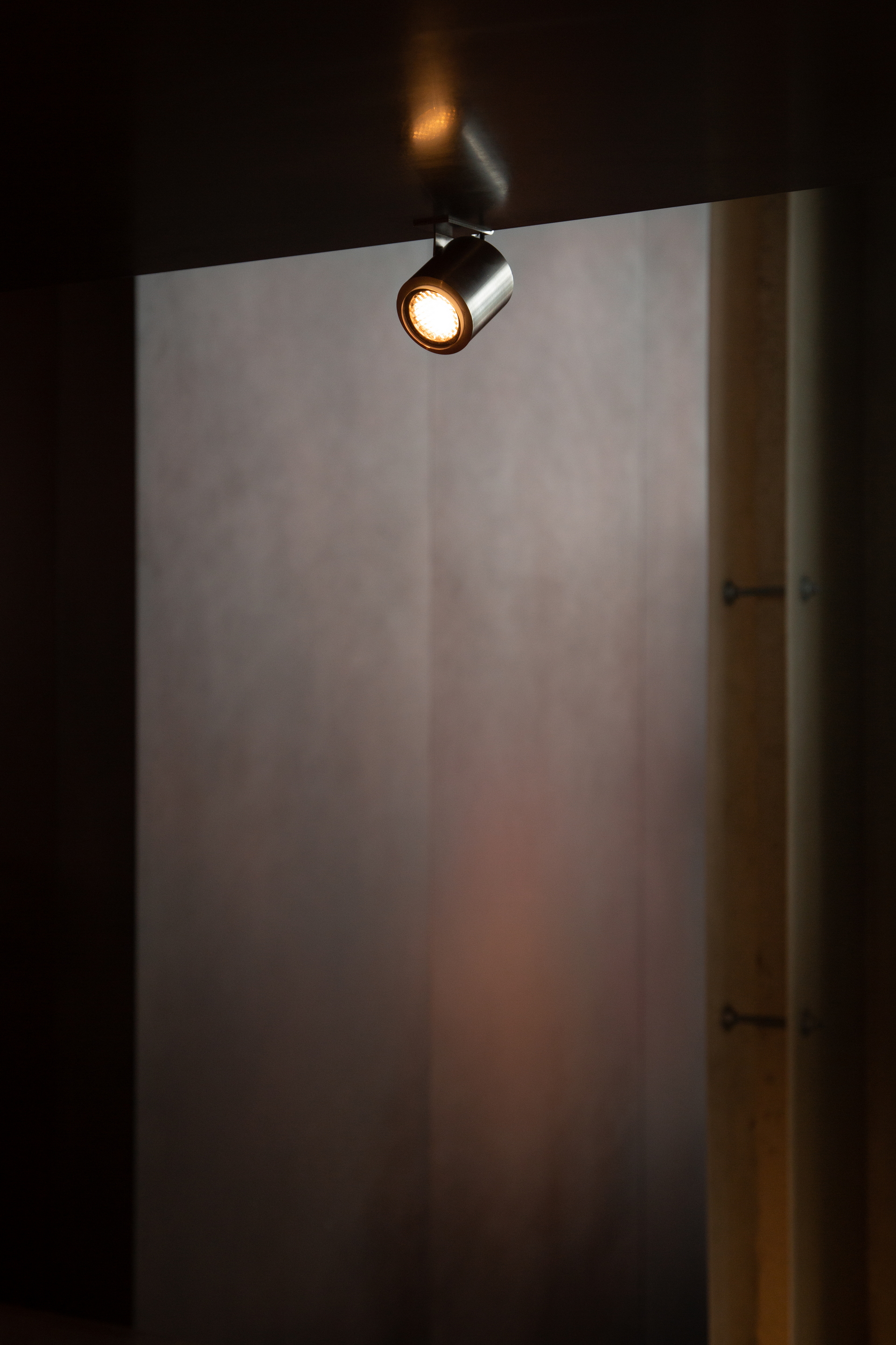 Clay and lime tadelakt finishing plaster TerraCalix Smooth custom color (Deep Maroon) for Terra Al Qana restaurant in Abu Dhabi. Project by Bone Studio