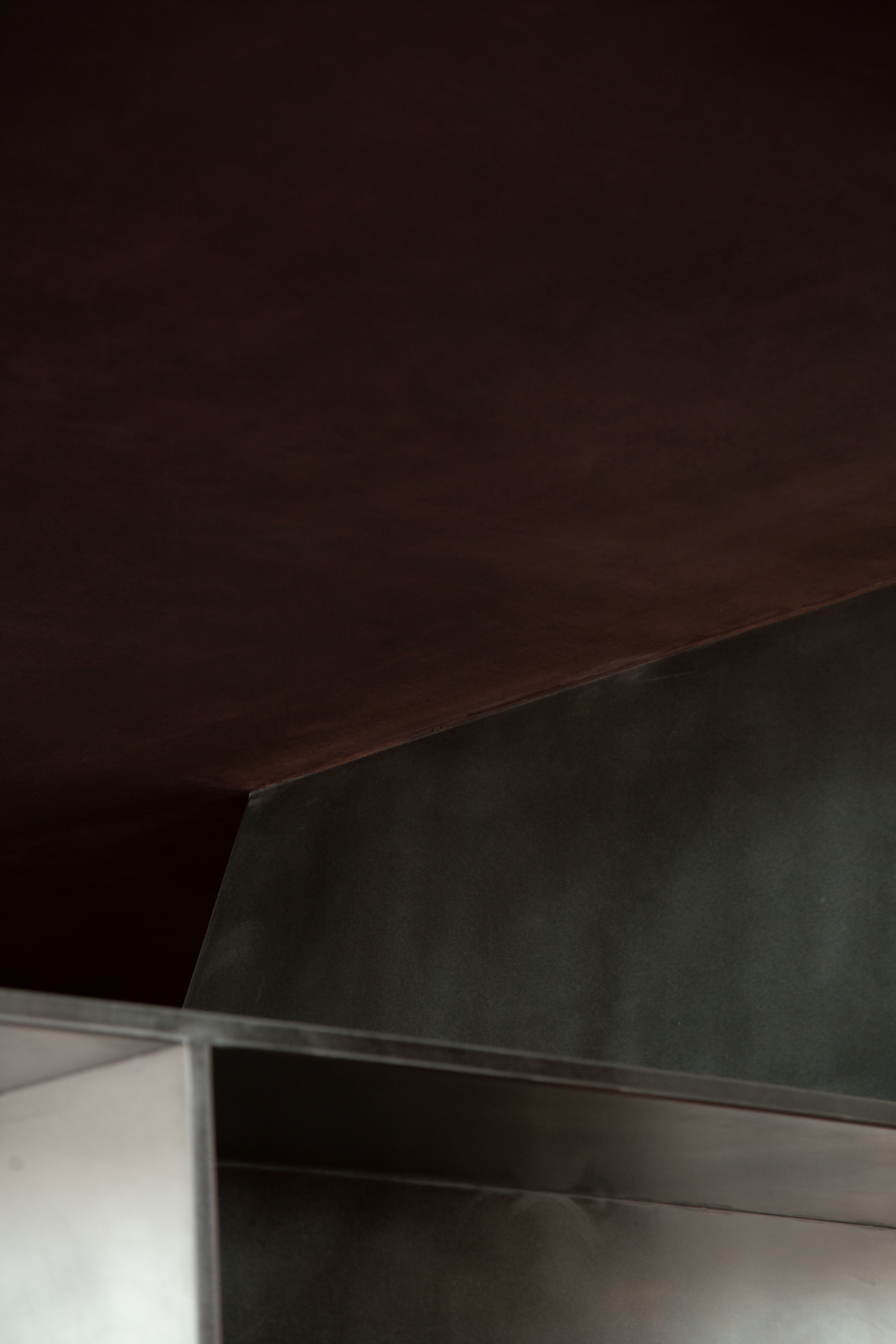 Clay and lime tadelakt finishing plaster TerraCalix Smooth custom color (Deep Maroon) for Terra Al Qana restaurant in Abu Dhabi. Project by Bone Studio