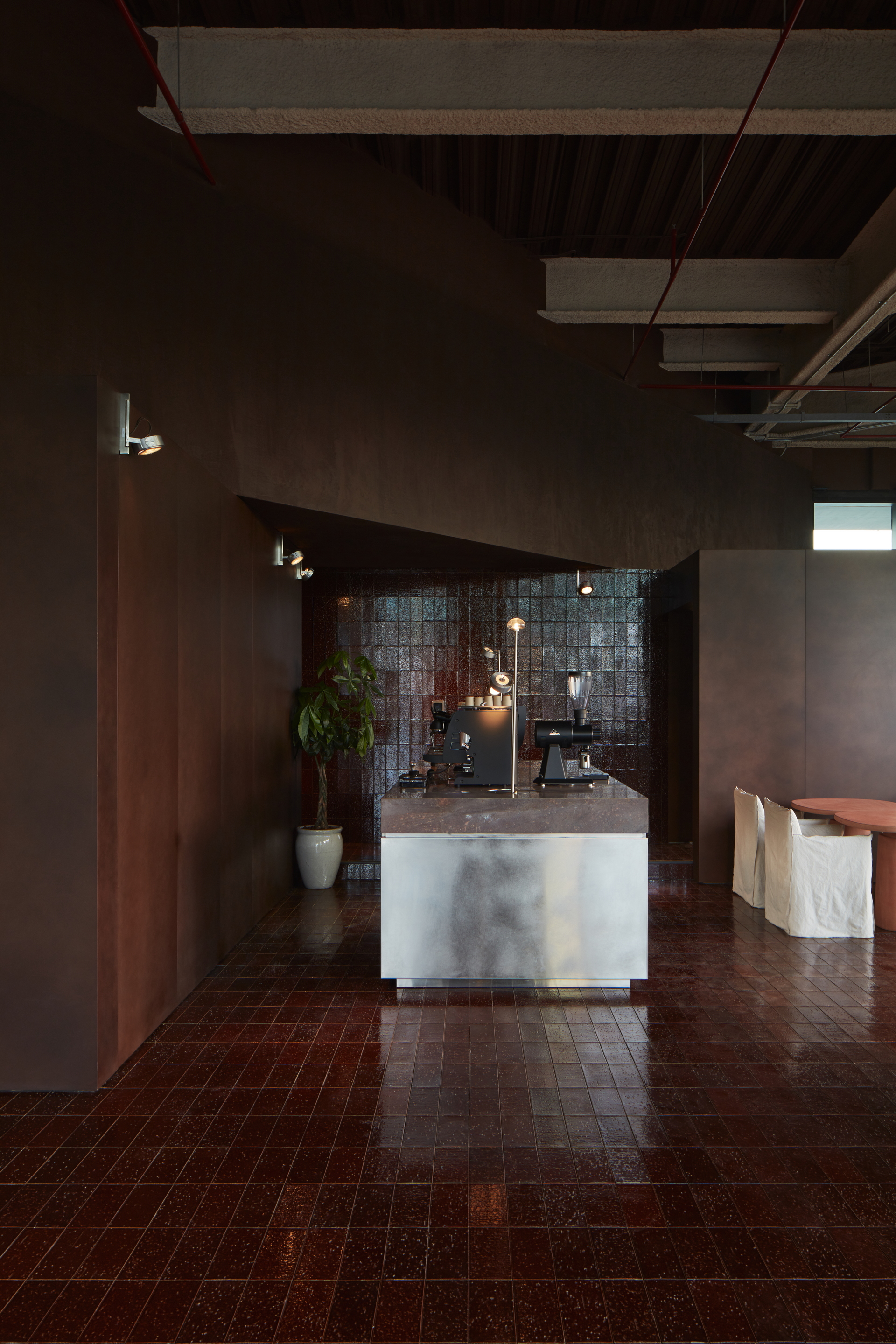 Intonaco di finitura a base di terra cruda e calce TerraCalix Liscio, ispirato al tadelakt marocchino, per il ristorante Terra Al Qana ad Abu Dhabi. Progetto di Bone Studio