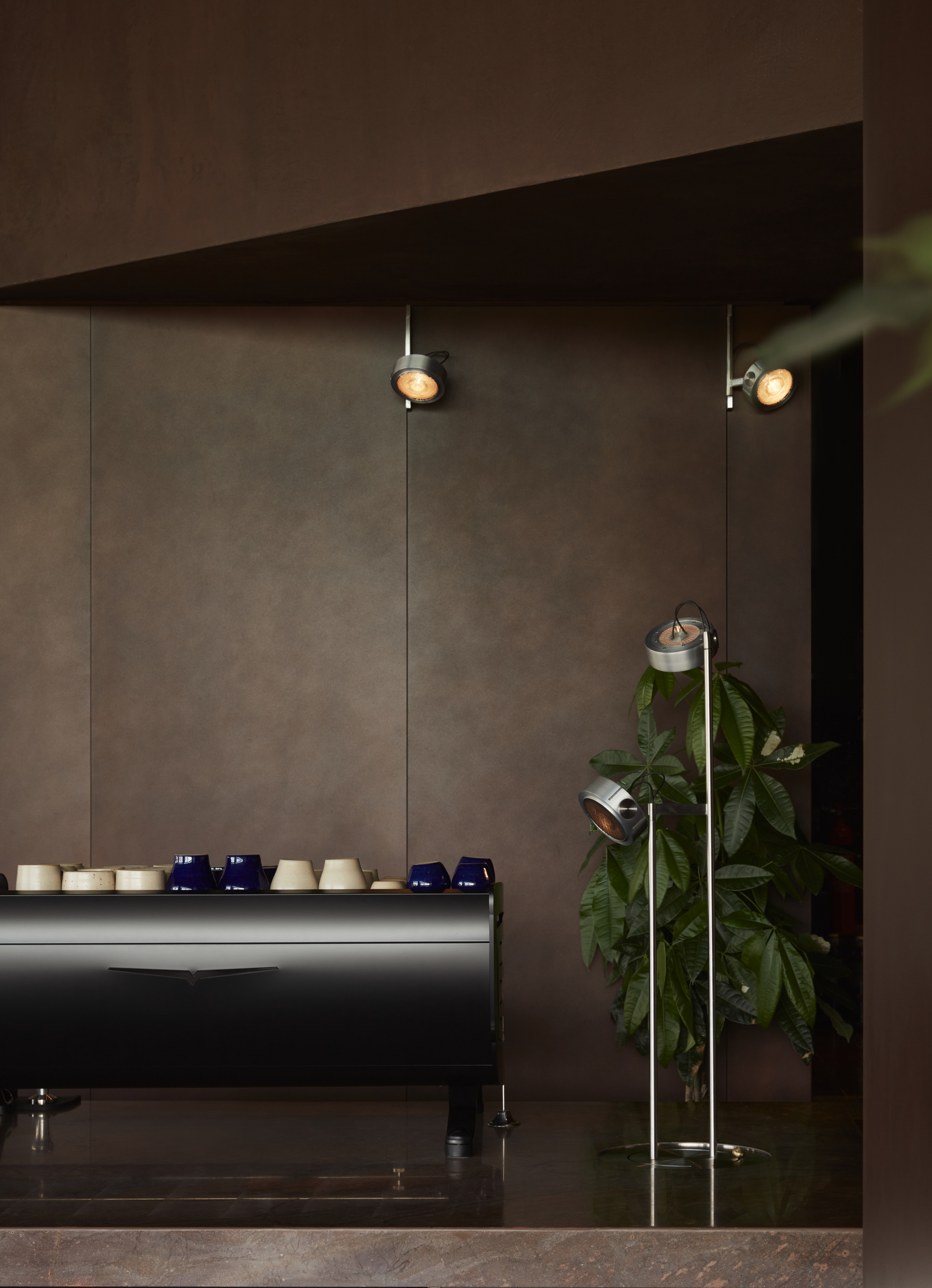 Intonaco di finitura a base di terra cruda e calce TerraCalix Liscio, ispirato al tadelakt marocchino, per il ristorante Terra Al Qana ad Abu Dhabi. Progetto di Bone Studio