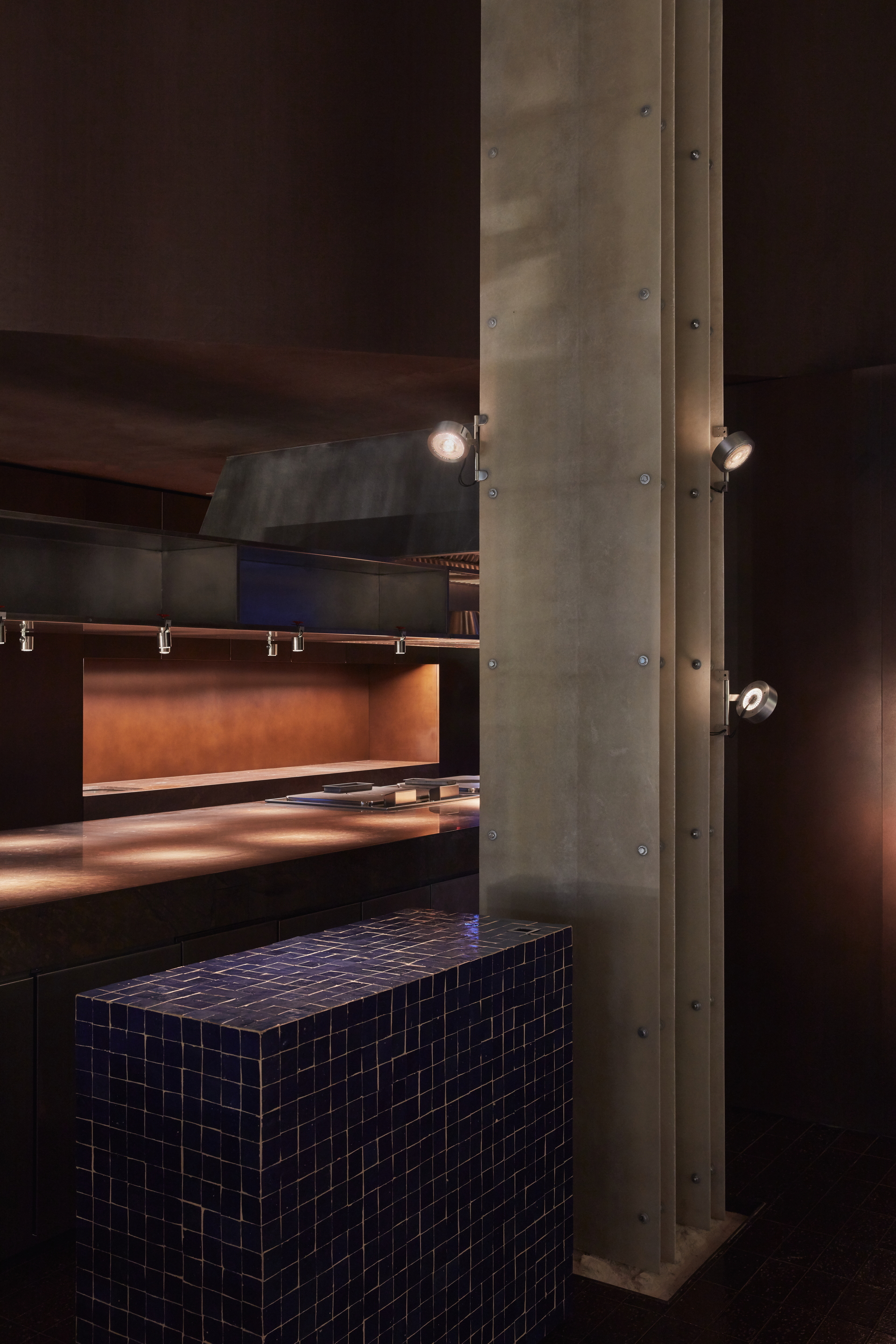 Intonaco di finitura a base di terra cruda e calce TerraCalix Liscio, ispirato al tadelakt marocchino, per il ristorante Terra Al Qana ad Abu Dhabi. Progetto di Bone Studio