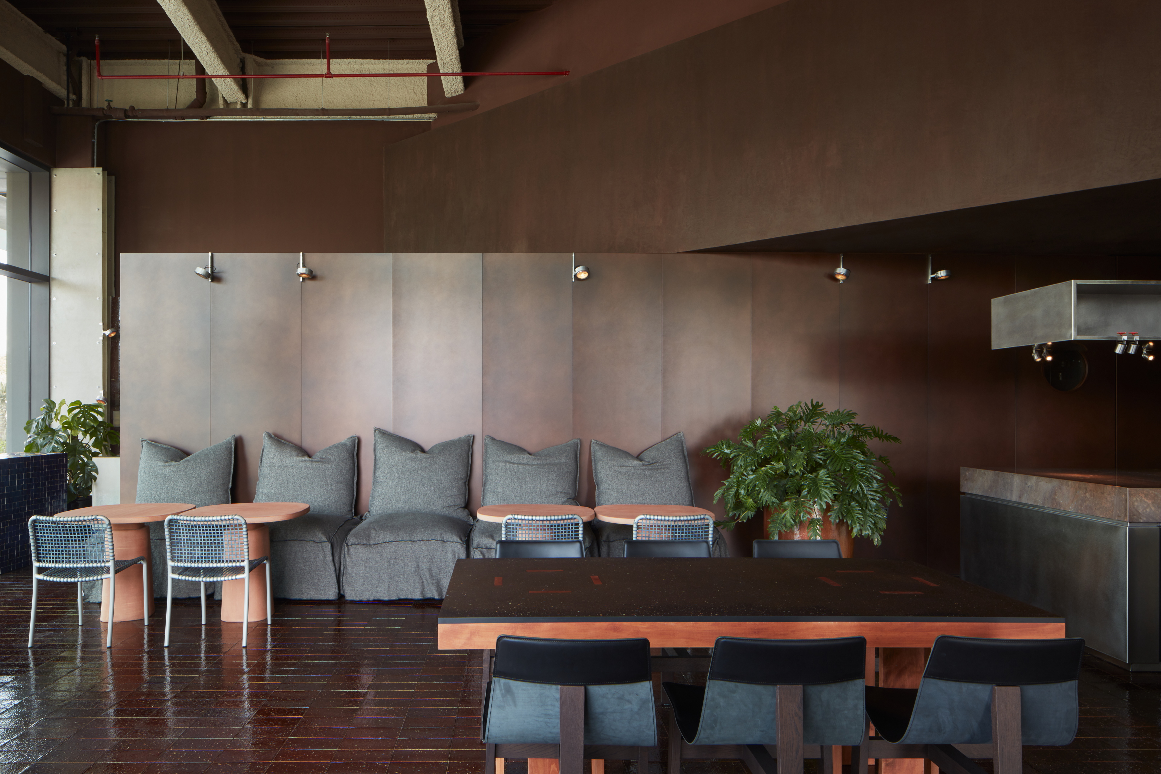 Intonaco di finitura a base di terra cruda e calce TerraCalix Liscio, ispirato al tadelakt marocchino, per il ristorante Terra Al Qana ad Abu Dhabi. Progetto di Bone Studio