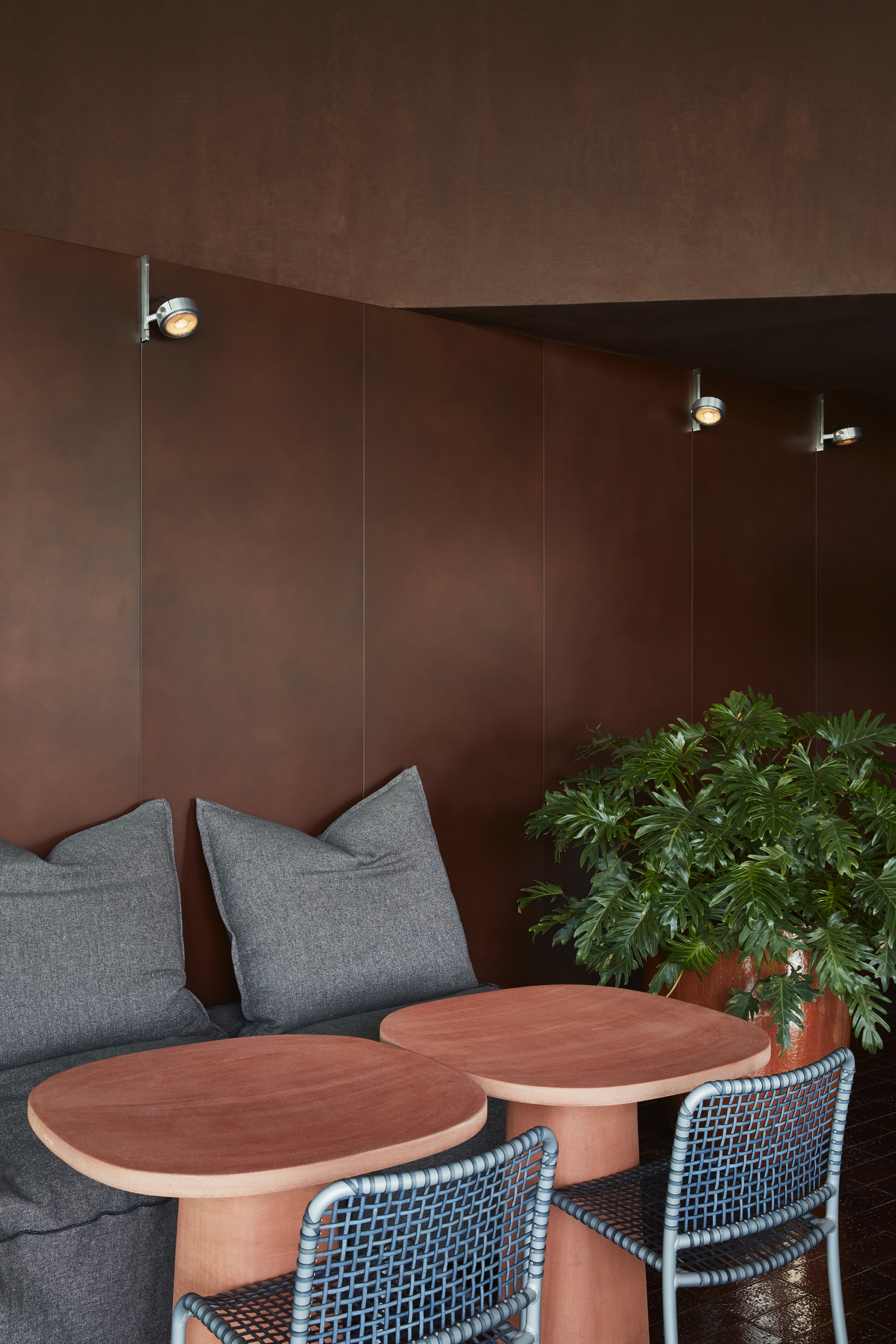 Intonaco di finitura a base di terra cruda e calce TerraCalix Liscio, ispirato al tadelakt marocchino, per il ristorante Terra Al Qana ad Abu Dhabi. Progetto di Bone Studio