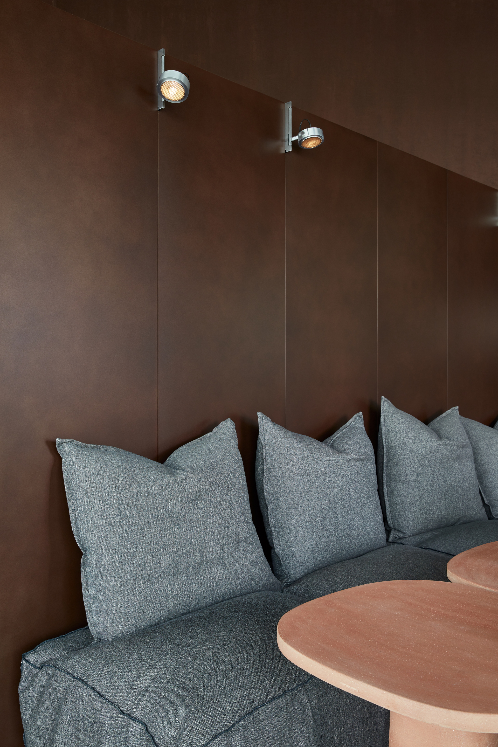 Intonaco di finitura a base di terra cruda e calce TerraCalix Liscio, ispirato al tadelakt marocchino, per il ristorante Terra Al Qana ad Abu Dhabi. Progetto di Bone Studio