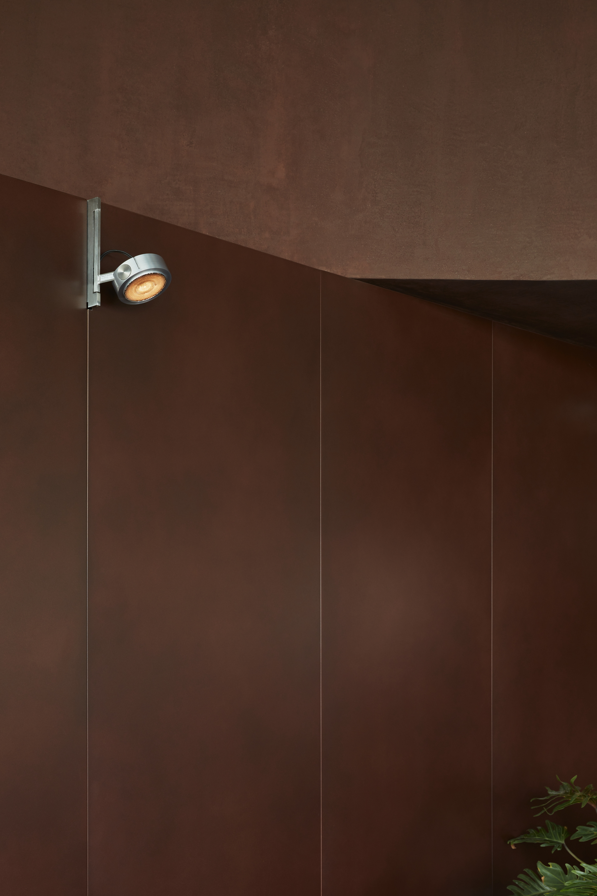 Intonaco di finitura a base di terra cruda e calce TerraCalix Liscio, ispirato al tadelakt marocchino, per il ristorante Terra Al Qana ad Abu Dhabi. Progetto di Bone Studio