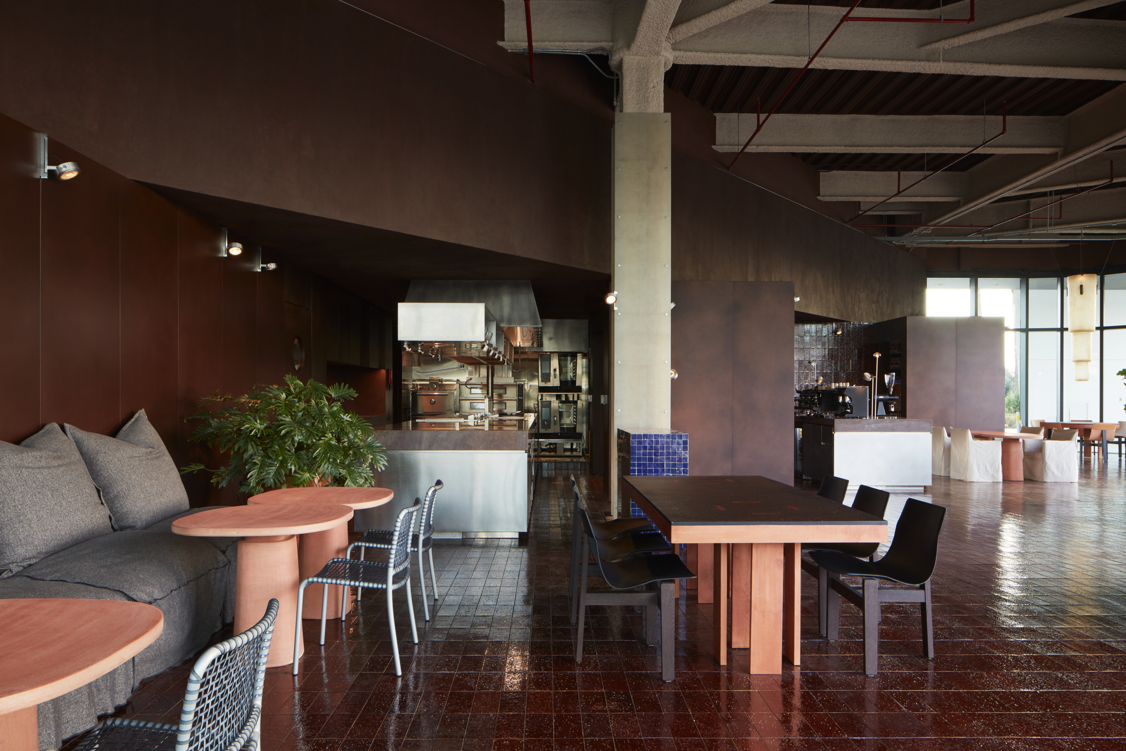 Intonaco di finitura a base di terra cruda e calce TerraCalix Liscio, ispirato al tadelakt marocchino, per il ristorante Terra Al Qana ad Abu Dhabi. Progetto di Bone Studio