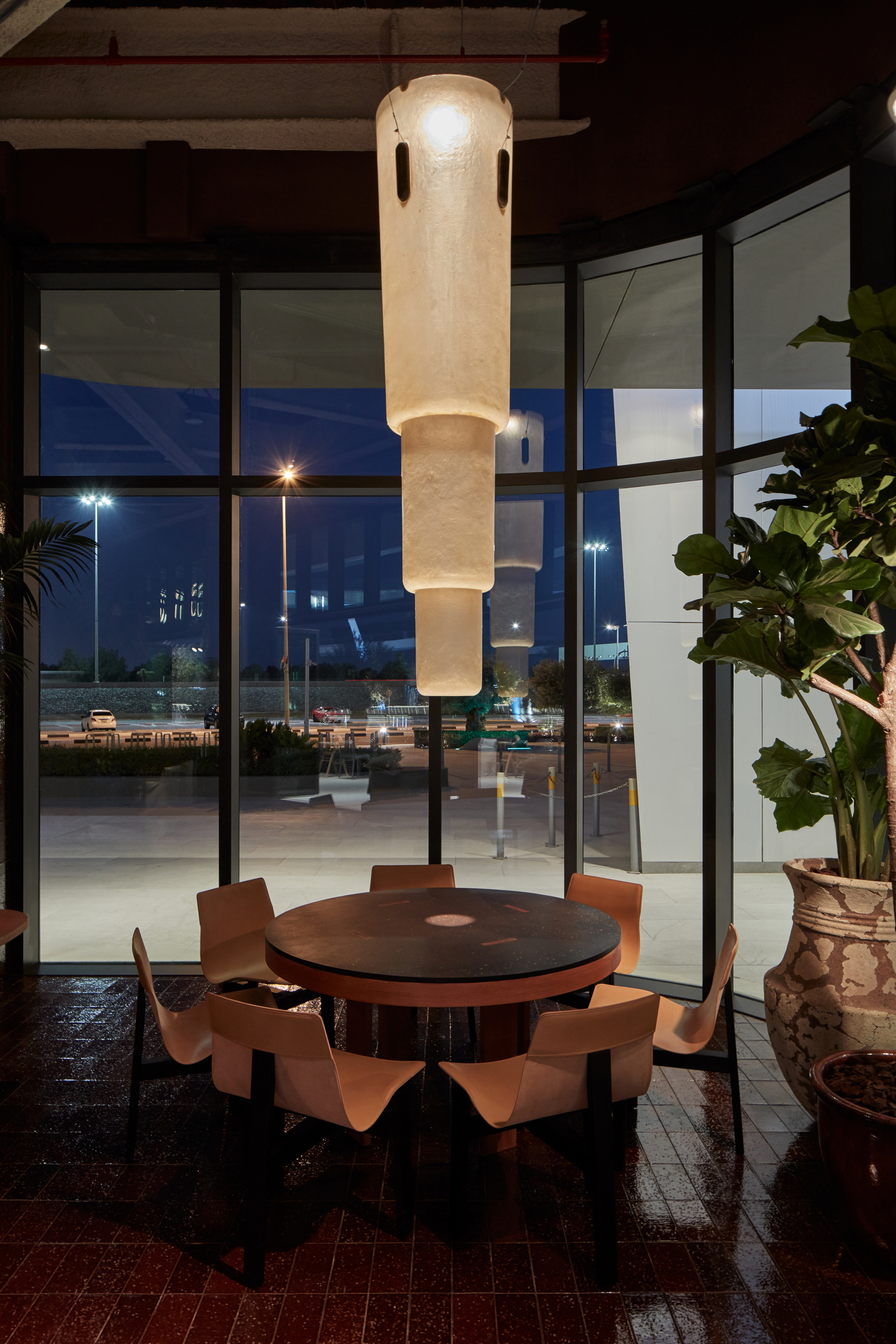 Intonaco di finitura a base di terra cruda e calce TerraCalix Liscio, ispirato al tadelakt marocchino, per il ristorante Terra Al Qana ad Abu Dhabi. Progetto di Bone Studio