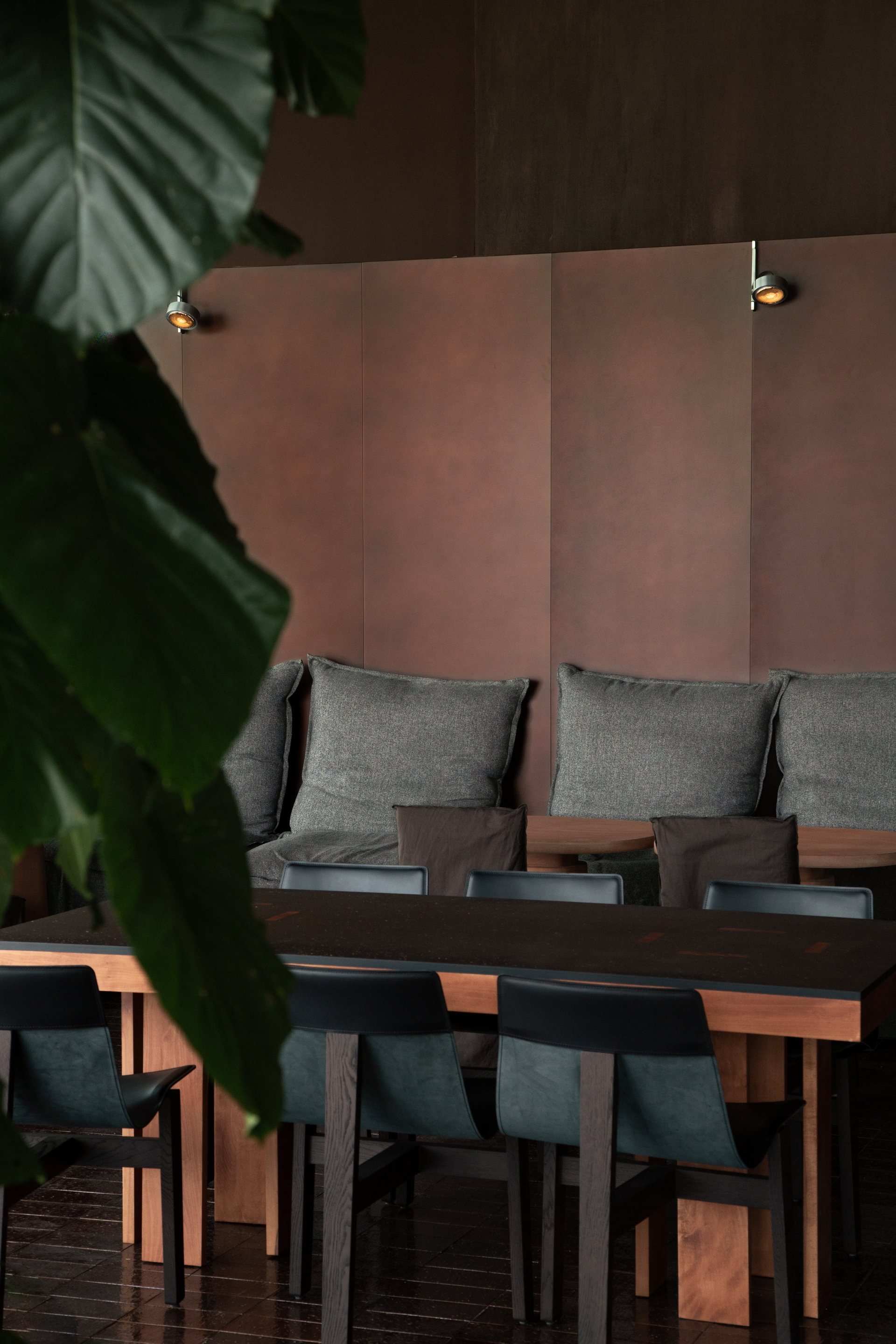 Intonaco di finitura a base di terra cruda e calce TerraCalix Liscio, ispirato al tadelakt marocchino, per il ristorante Terra Al Qana ad Abu Dhabi. Progetto di Bone Studio