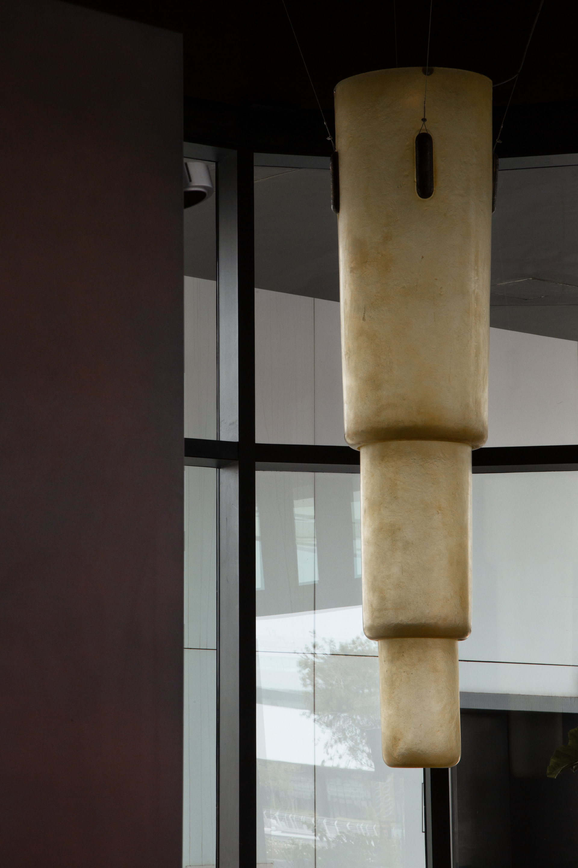 Intonaco di finitura a base di terra cruda e calce TerraCalix Liscio, ispirato al tadelakt marocchino, per il ristorante Terra Al Qana ad Abu Dhabi. Progetto di Bone Studio