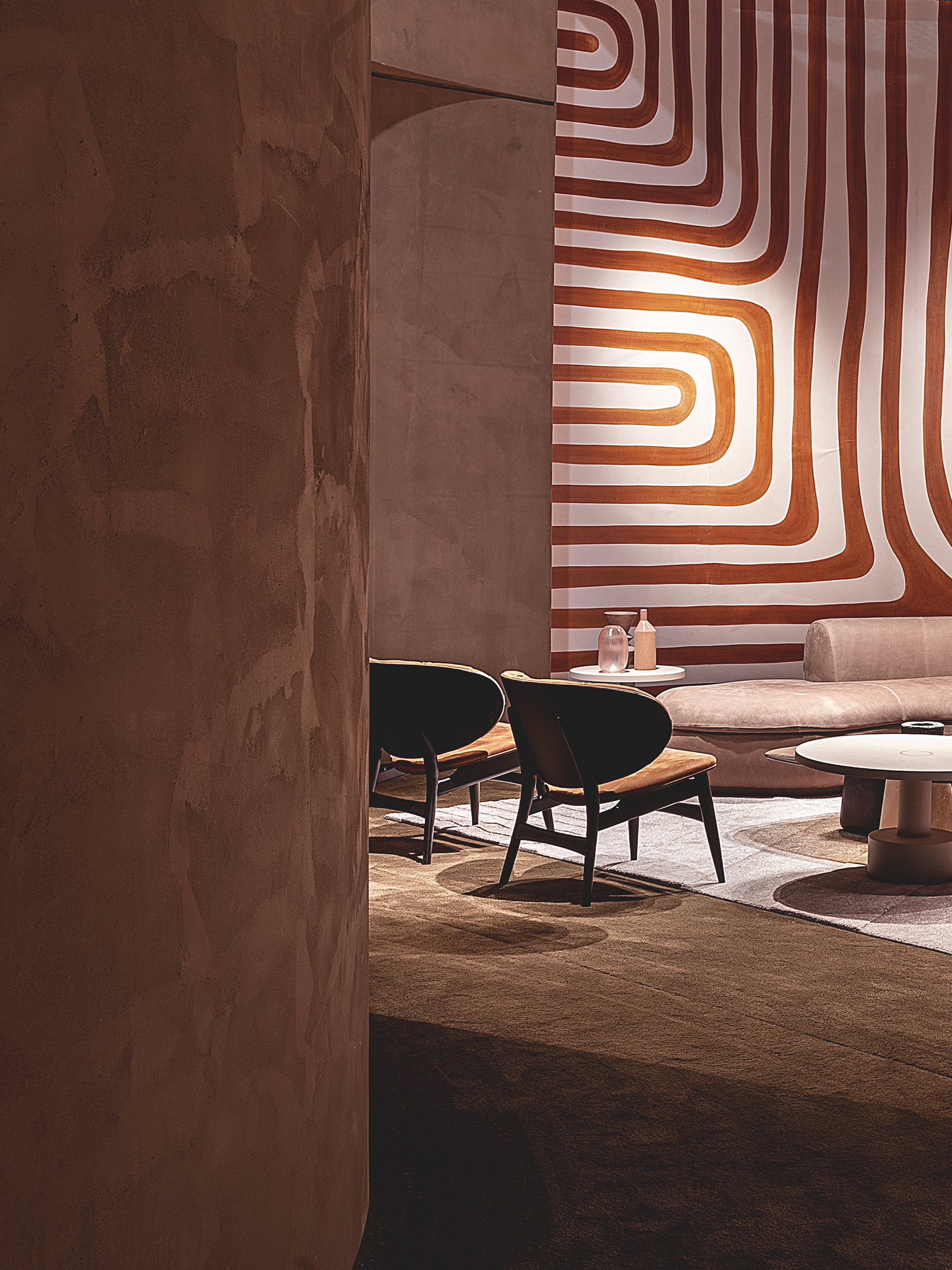 Pittura naturale in argilla nei colori Cipria, Vinaccia e Wengè applicata su pannelli nello stand delle collezioni Gallery e Home di Baxter al Salone del Mobile di Milano 2022.Fotografia: per gentile concessione di Baxter