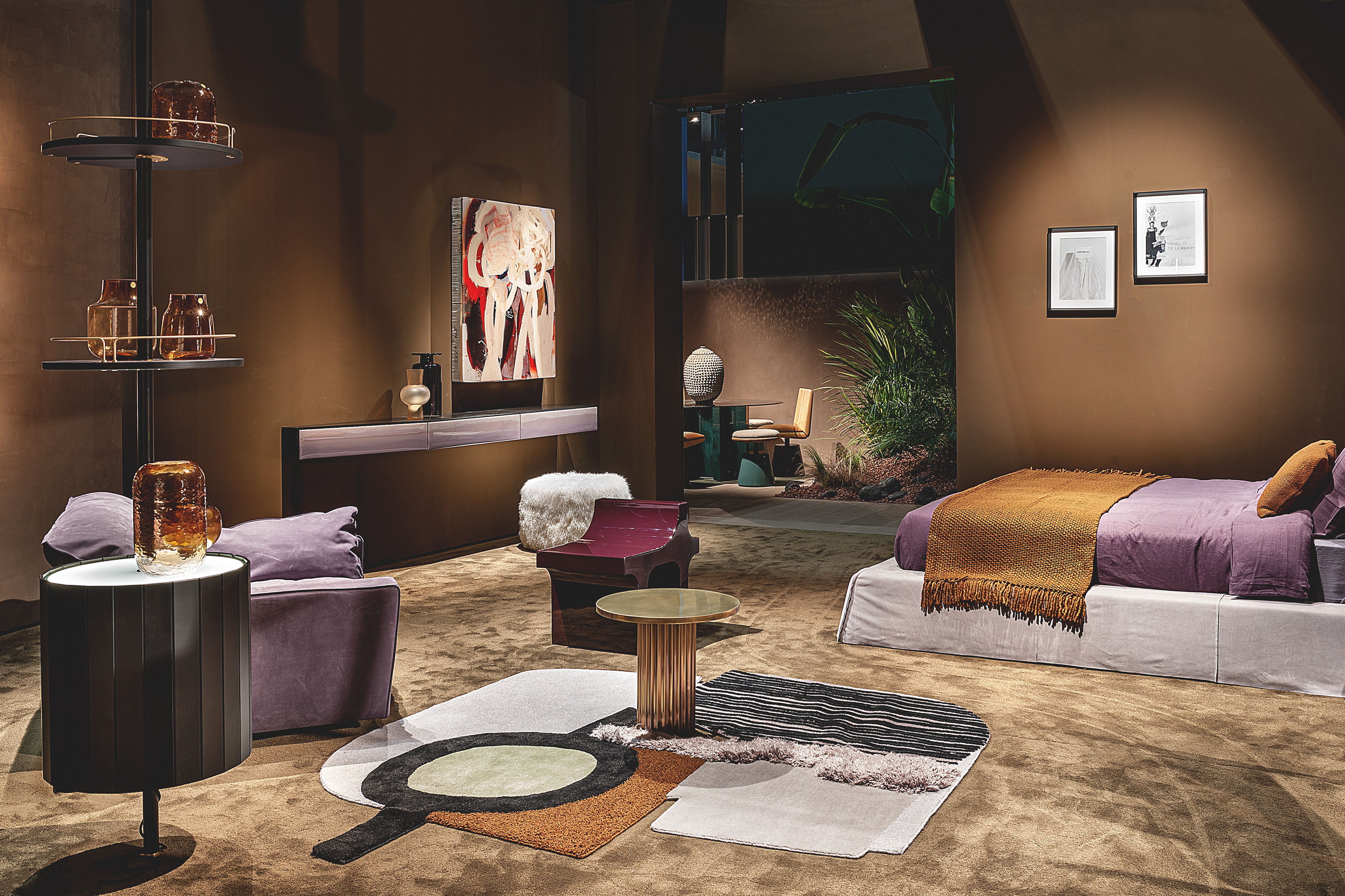 Pittura naturale in argilla nei colori Cipria, Vinaccia e Wengè applicata su pannelli nello stand delle collezioni Gallery e Home di Baxter al Salone del Mobile di Milano 2022.Fotografia: per gentile concessione di Baxter