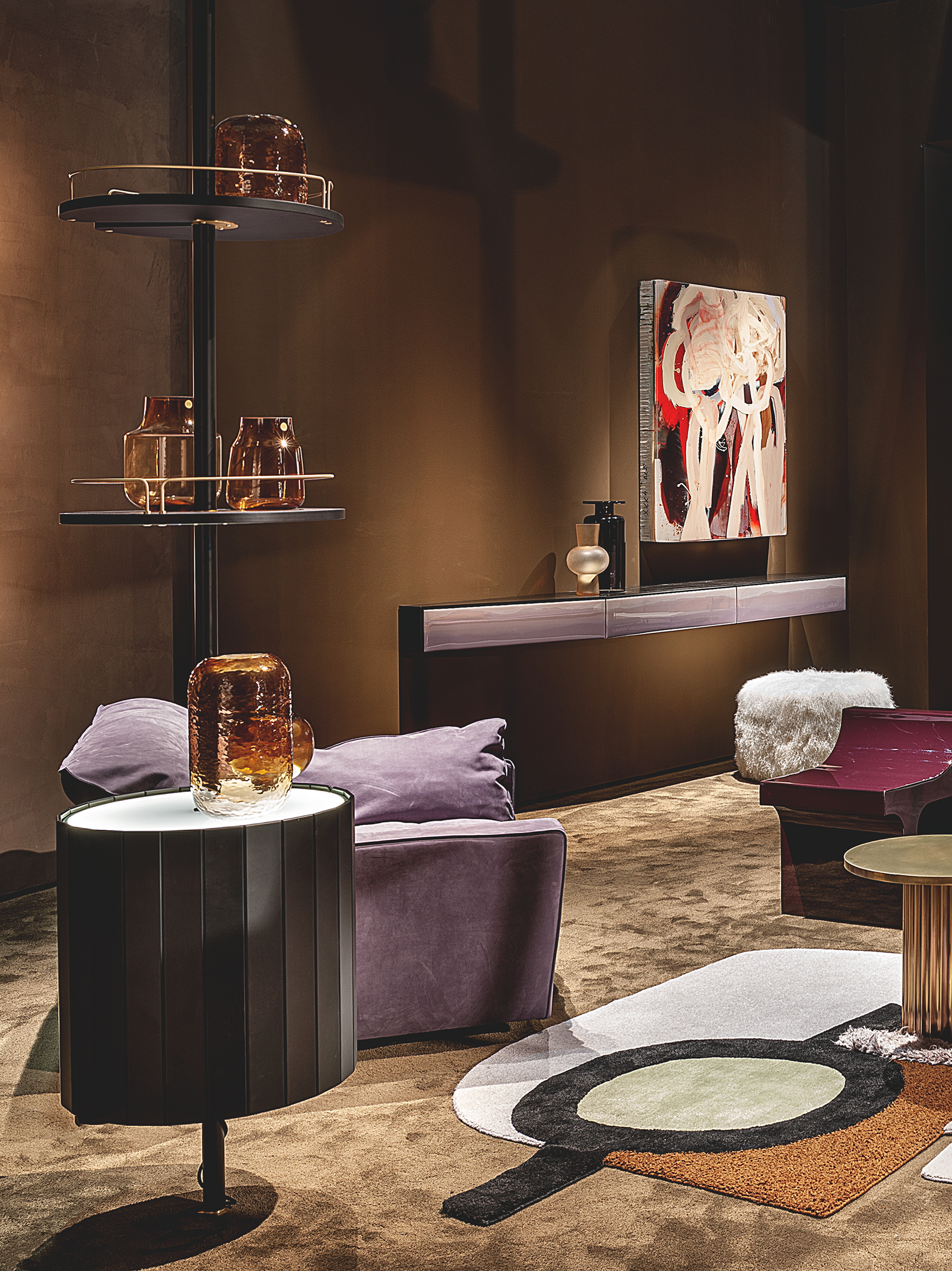 Pittura naturale in argilla nei colori Cipria, Vinaccia e Wengè applicata su pannelli nello stand delle collezioni Gallery e Home di Baxter al Salone del Mobile di Milano 2022.Fotografia: per gentile concessione di Baxter