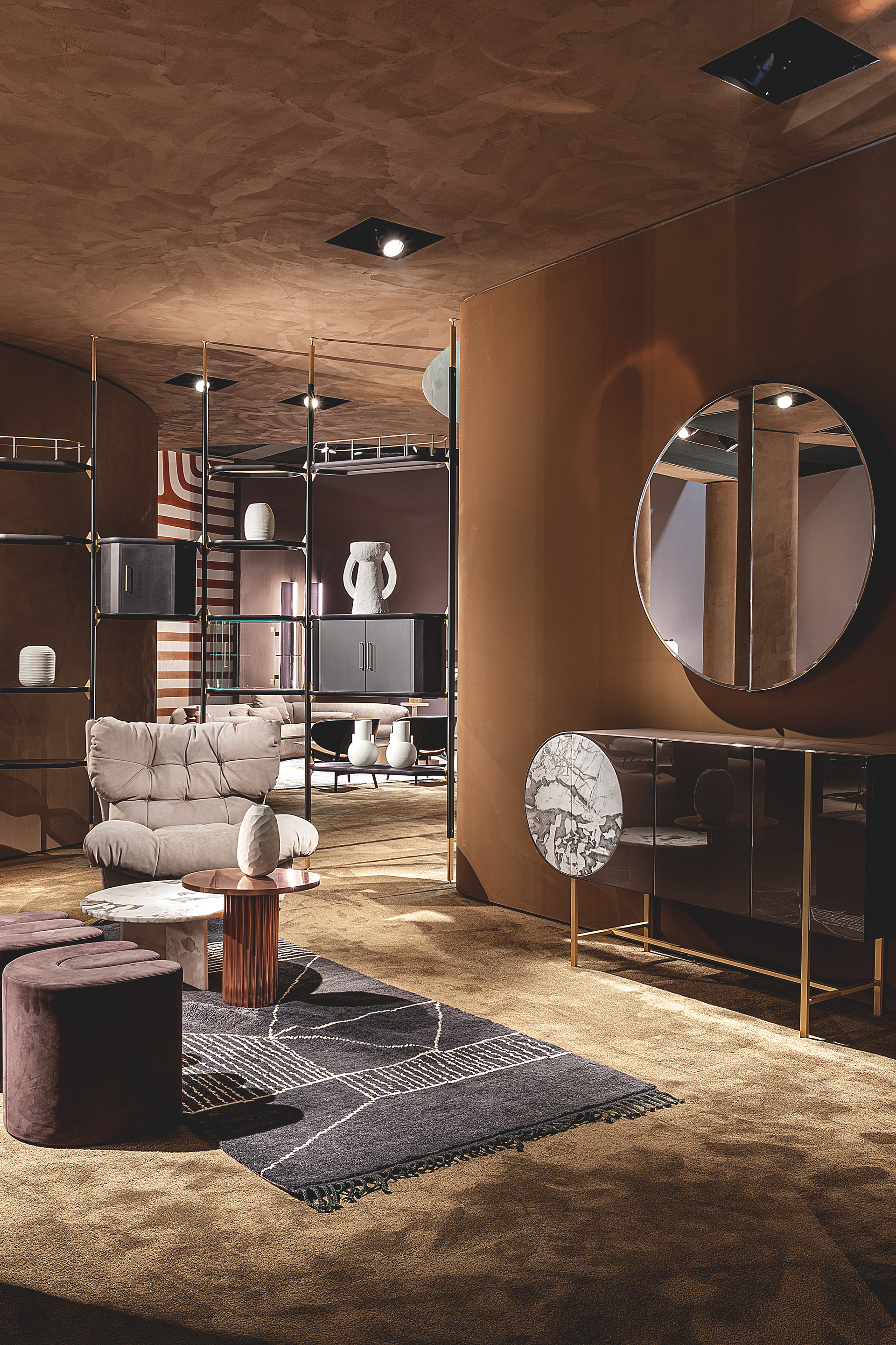 Pittura naturale in argilla nei colori Cipria, Vinaccia e Wengè applicata su pannelli nello stand delle collezioni Gallery e Home di Baxter al Salone del Mobile di Milano 2022.Fotografia: per gentile concessione di Baxter