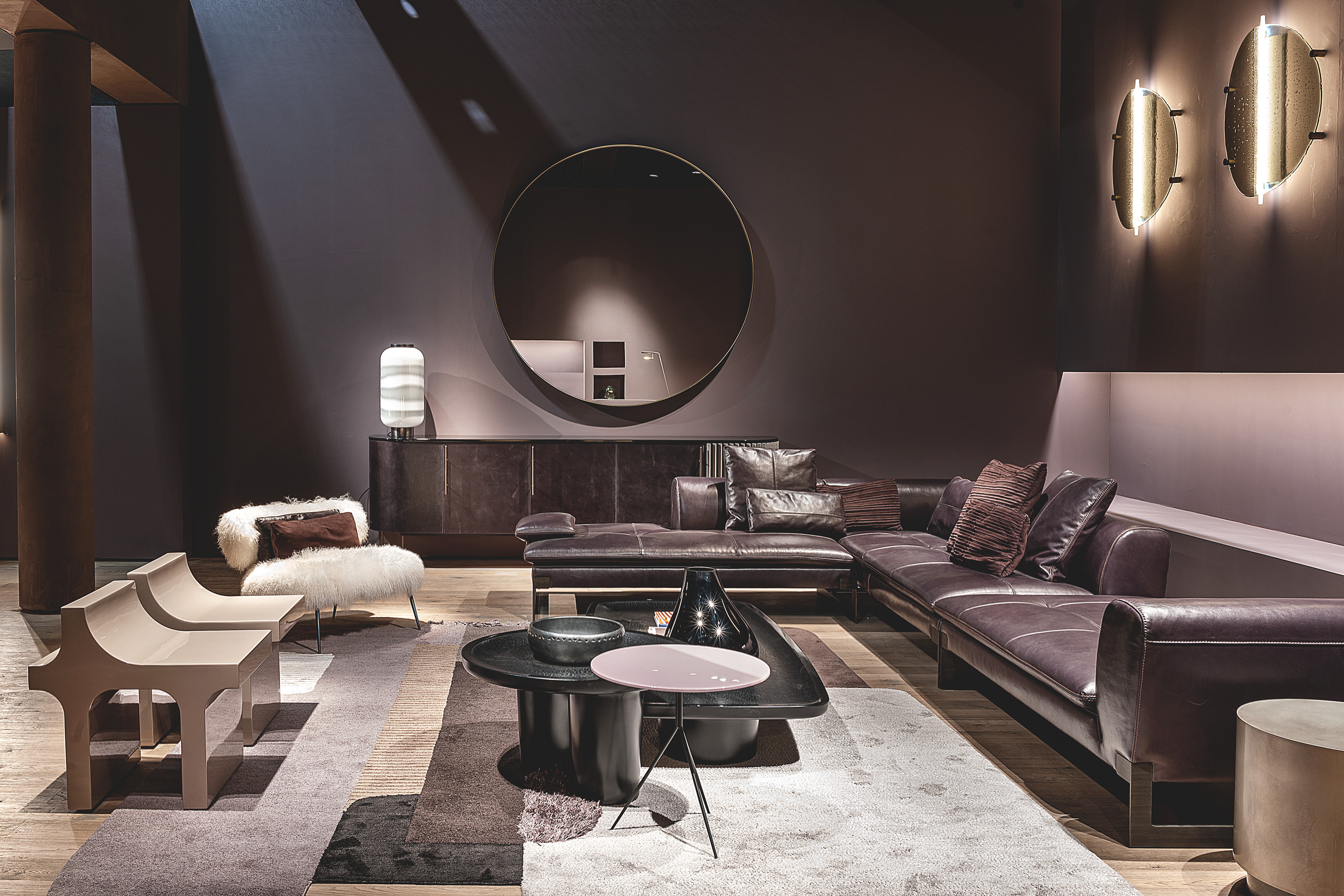 Pittura naturale in argilla nei colori Cipria, Vinaccia e Wengè applicata su pannelli nello stand delle collezioni Gallery e Home di Baxter al Salone del Mobile di Milano 2022.Fotografia: per gentile concessione di Baxter