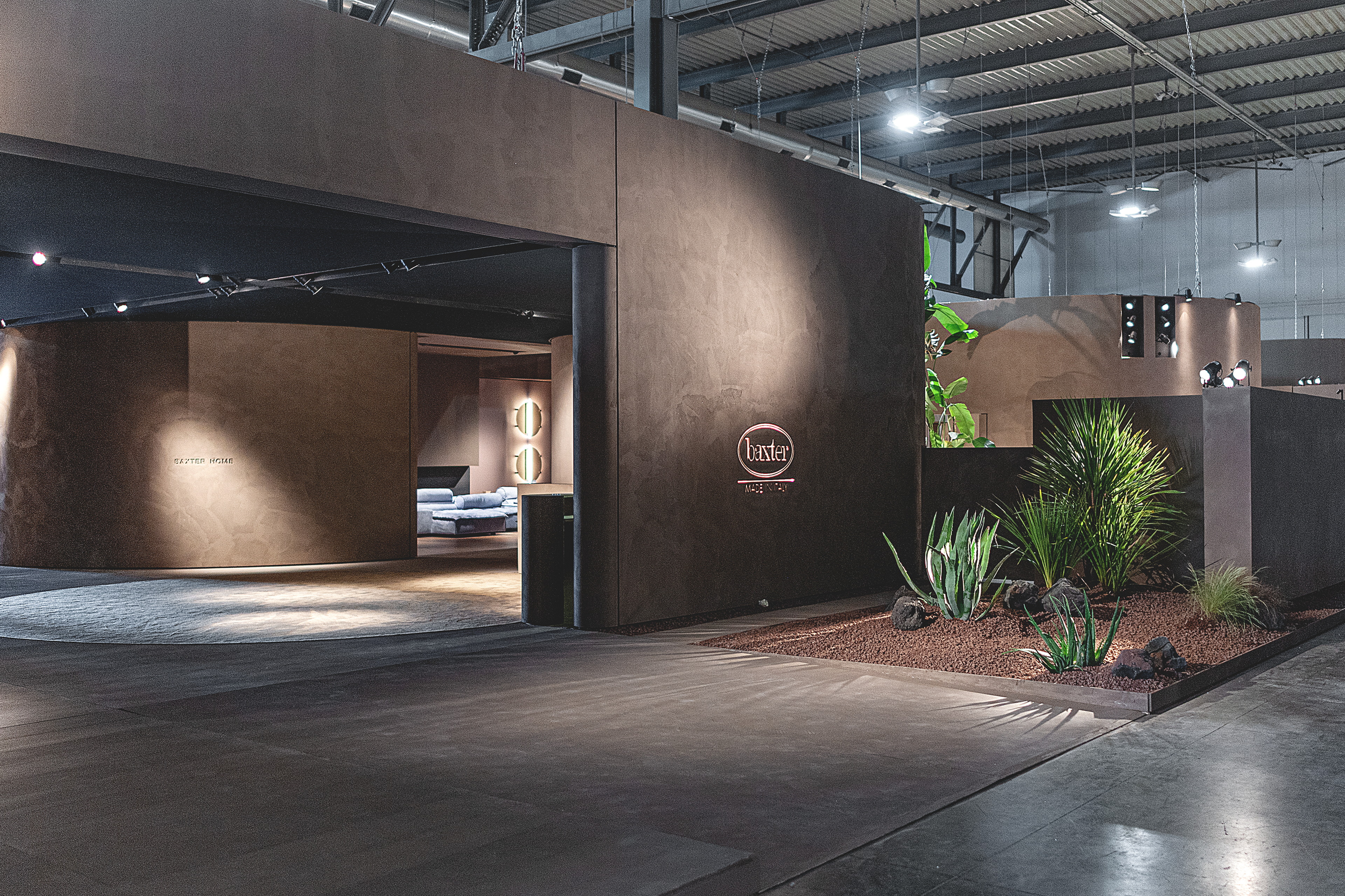 Pittura naturale in argilla nei colori Cipria, Vinaccia e Wengè applicata su pannelli nello stand delle collezioni Gallery e Home di Baxter al Salone del Mobile di Milano 2022.Fotografia: per gentile concessione di Baxter