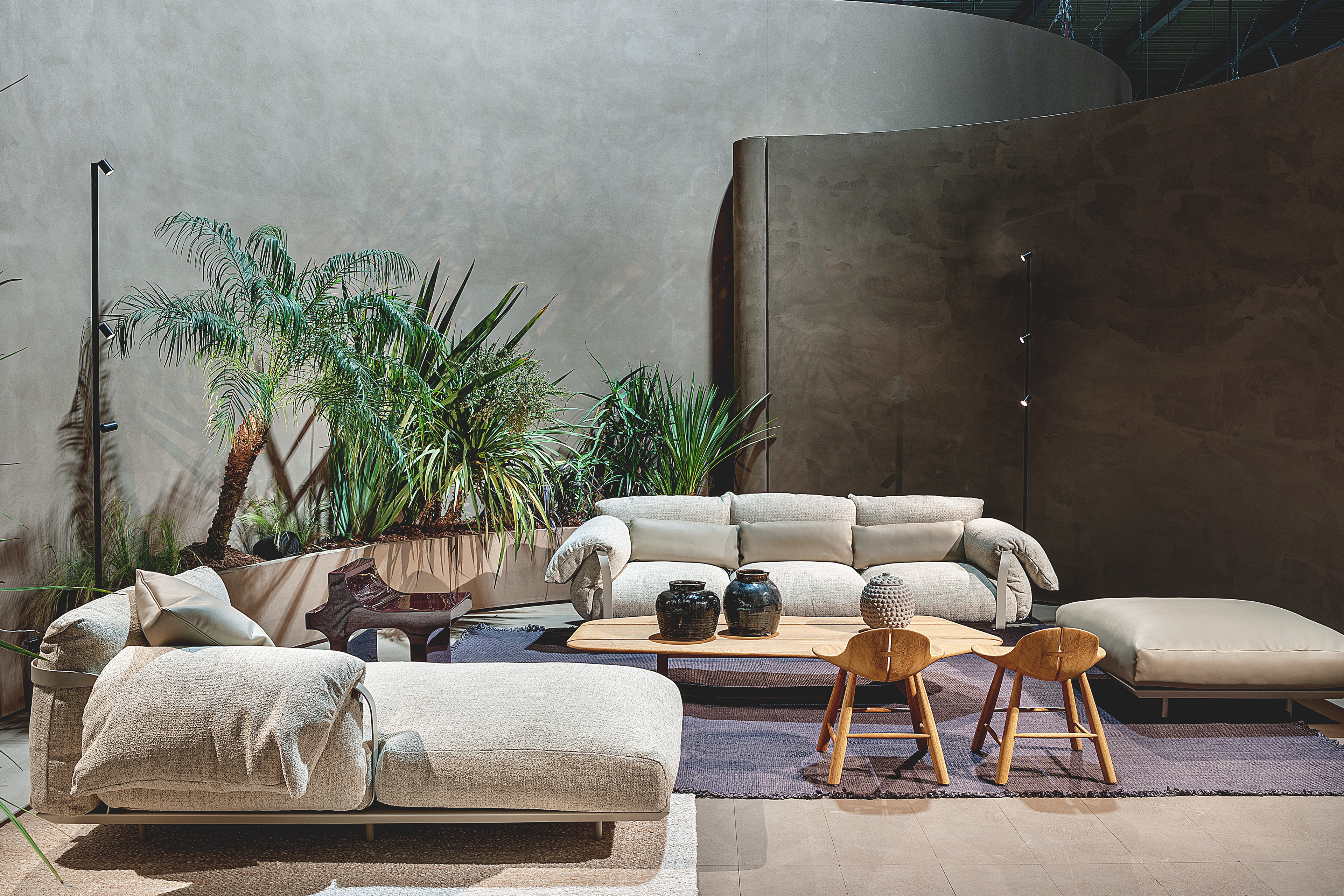 Pittura naturale in argilla nei colori Cipria, Vinaccia e Wengè applicata su pannelli nello stand delle collezioni Gallery e Home di Baxter al Salone del Mobile di Milano 2022.Fotografia: per gentile concessione di Baxter