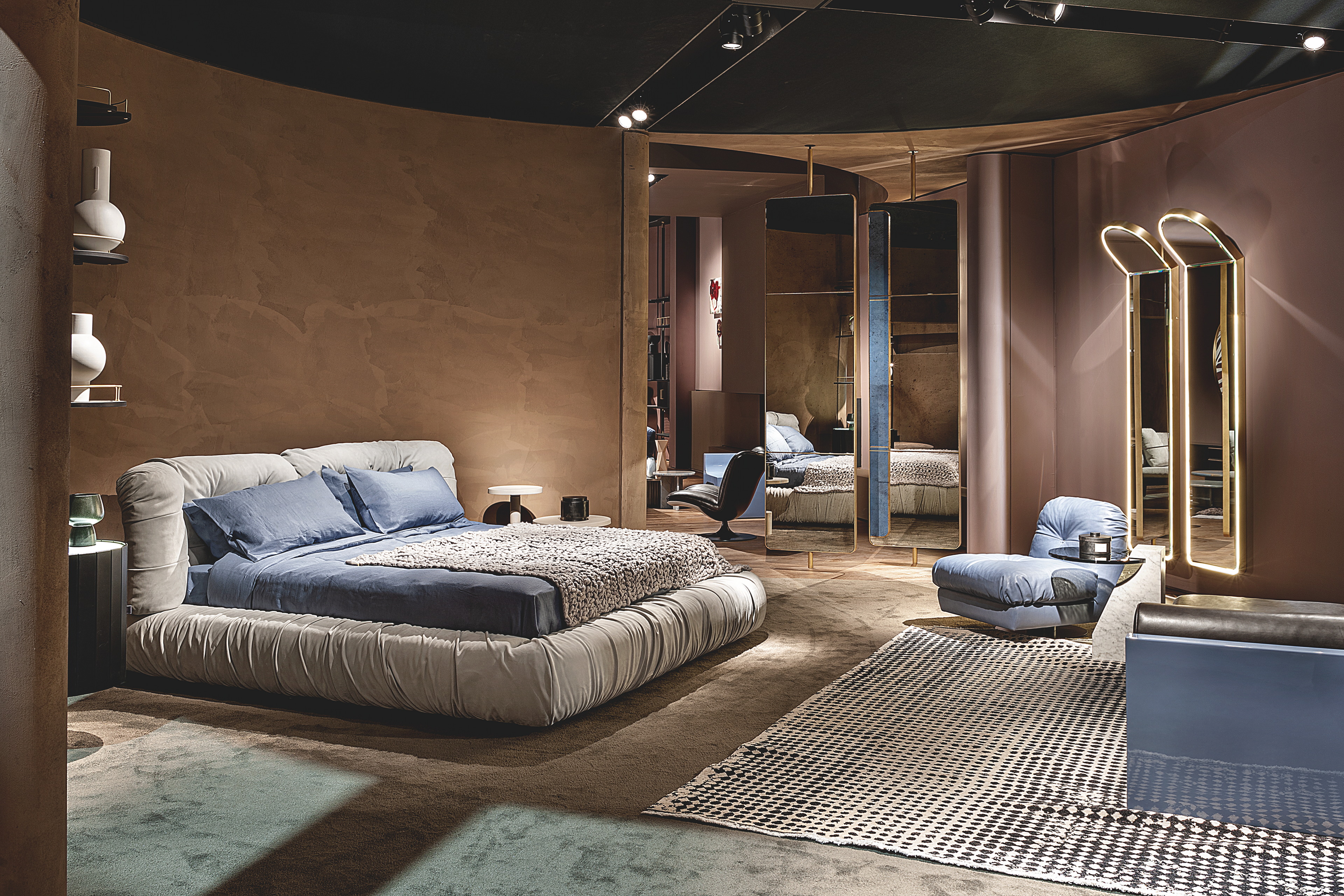 Pittura naturale in argilla nei colori Cipria, Vinaccia e Wengè applicata su pannelli nello stand delle collezioni Gallery e Home di Baxter al Salone del Mobile di Milano 2022.Fotografia: per gentile concessione di Baxter