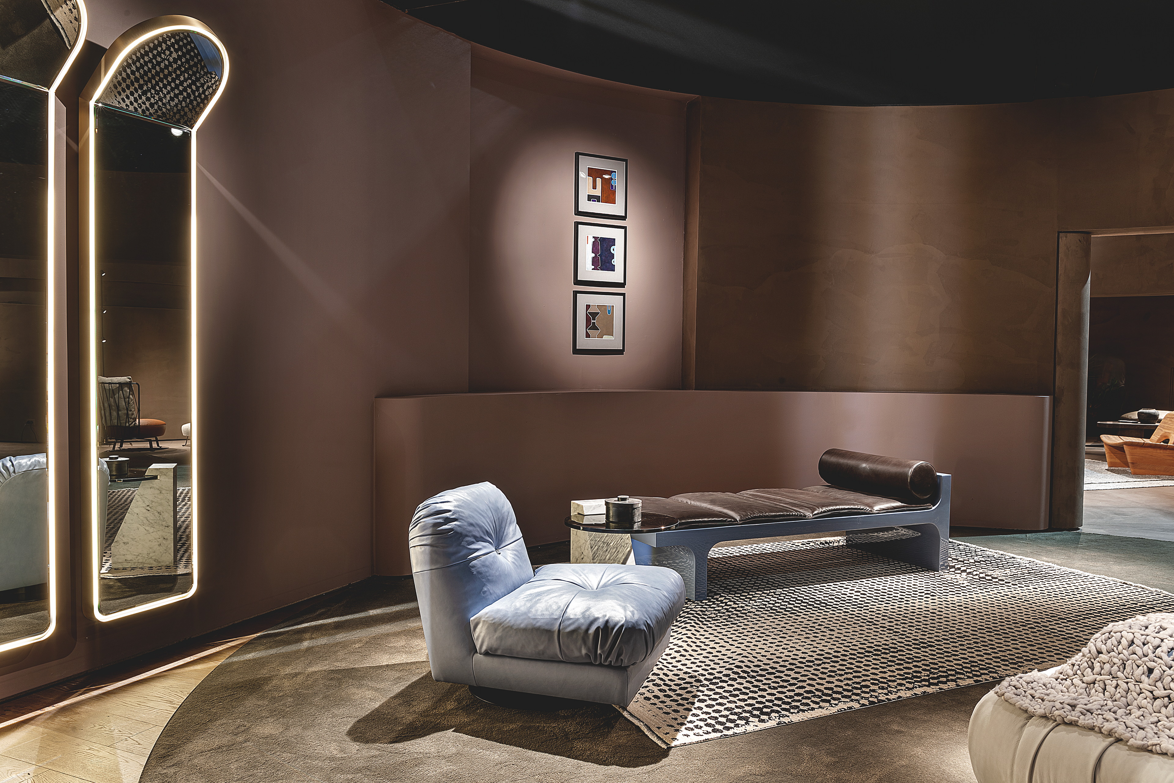 Pittura naturale in argilla nei colori Cipria, Vinaccia e Wengè applicata su pannelli nello stand delle collezioni Gallery e Home di Baxter al Salone del Mobile di Milano 2022.Fotografia: per gentile concessione di Baxter