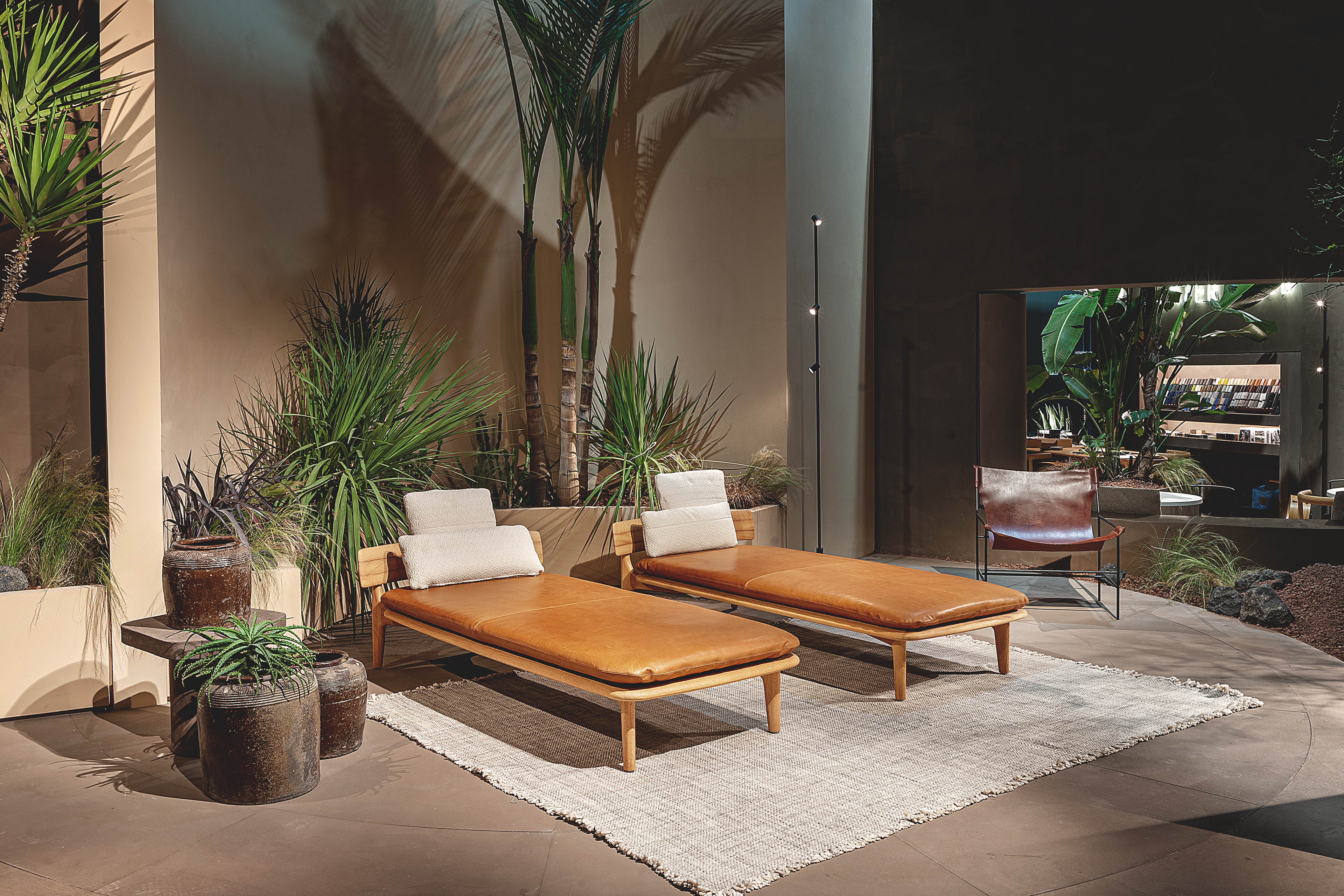 Pittura naturale in argilla nei colori Cipria, Vinaccia e Wengè applicata su pannelli nello stand delle collezioni Gallery e Home di Baxter al Salone del Mobile di Milano 2022.Fotografia: per gentile concessione di Baxter