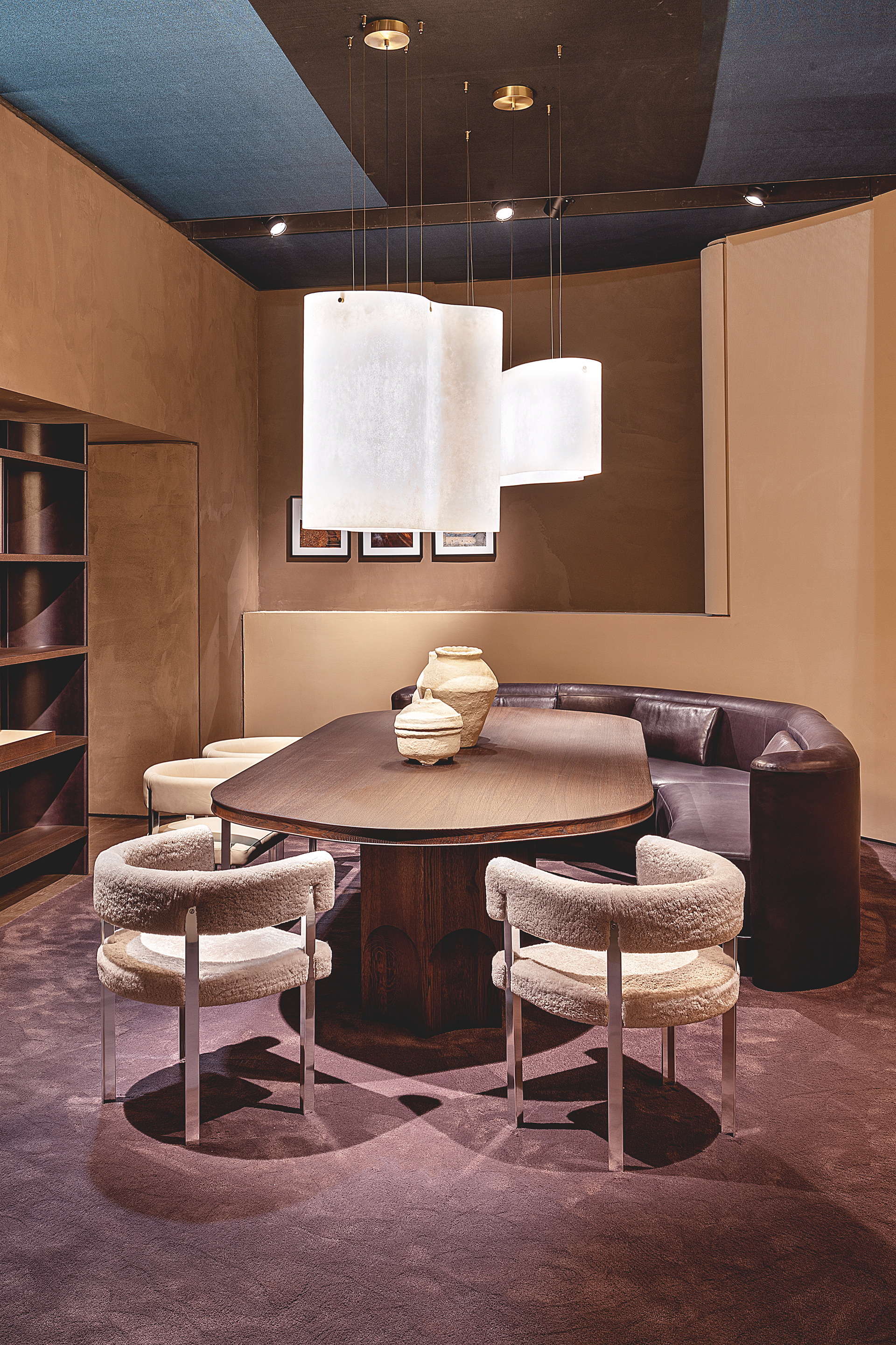 Pittura naturale in argilla nei colori Cipria, Vinaccia e Wengè applicata su pannelli nello stand delle collezioni Gallery e Home di Baxter al Salone del Mobile di Milano 2022.Fotografia: per gentile concessione di Baxter